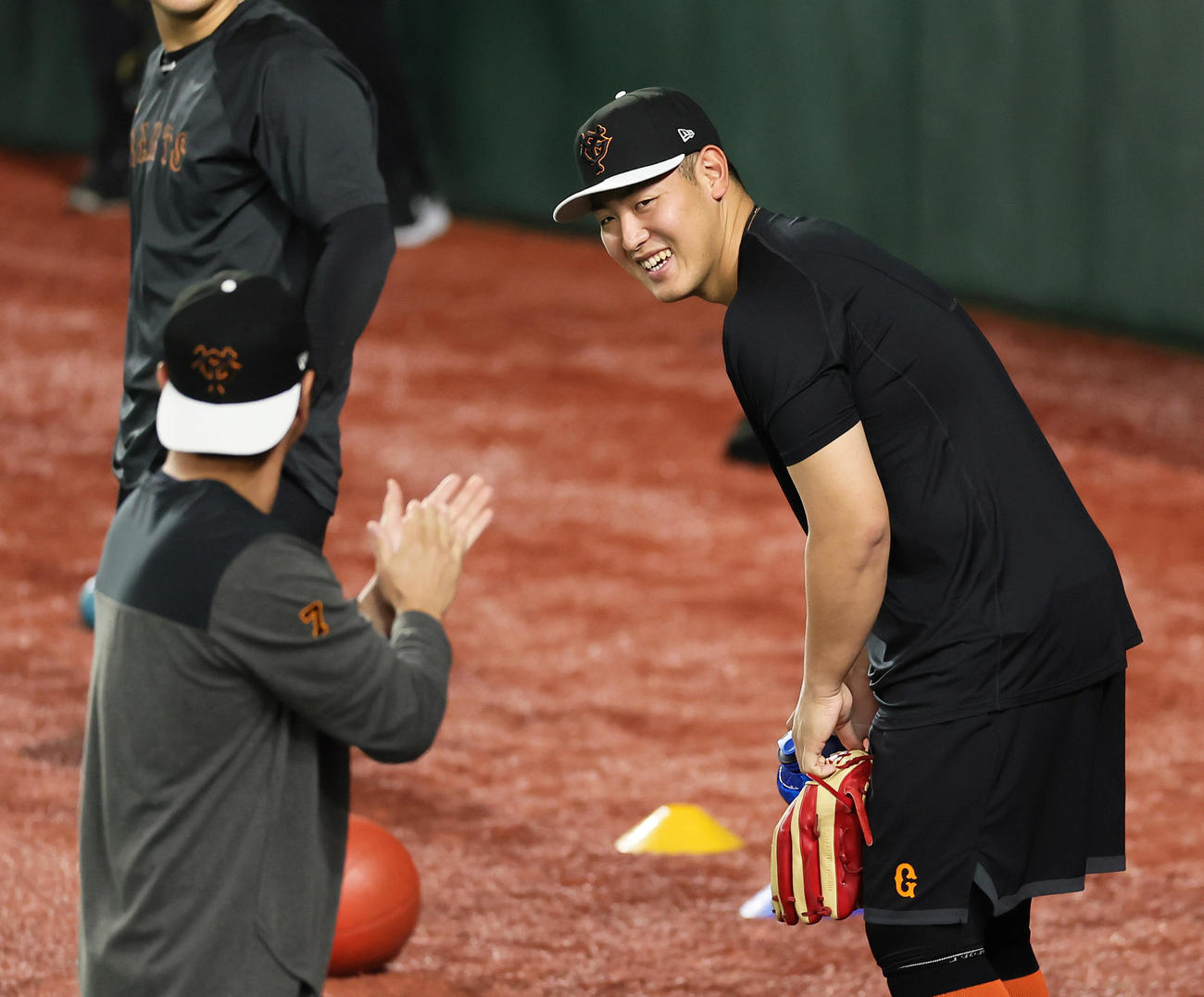 練習に合流した巨人岡本和（右）は長野から拍手を送られる（撮影・足立雅史）