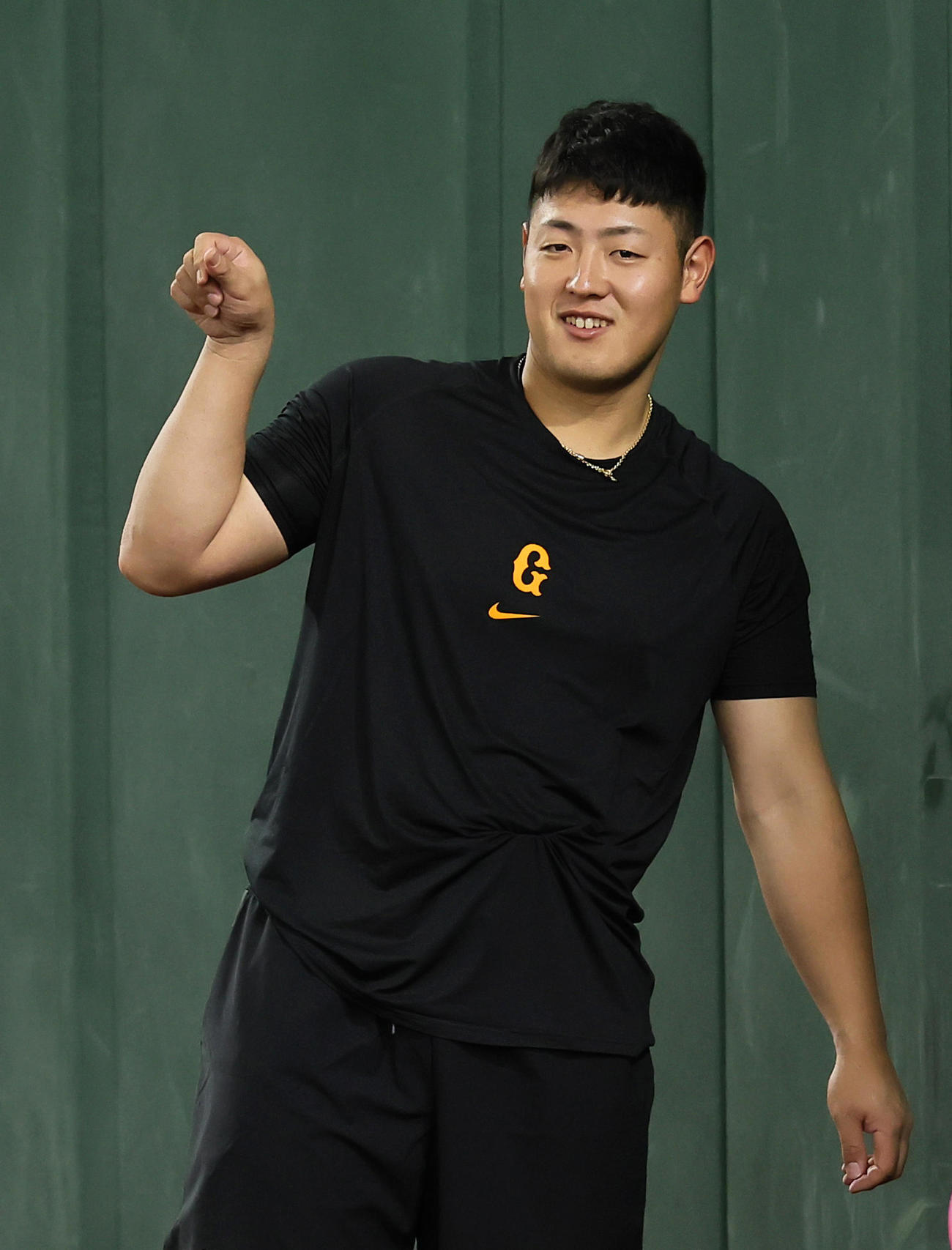 練習中、おどける巨人岡本和（撮影・足立雅史）