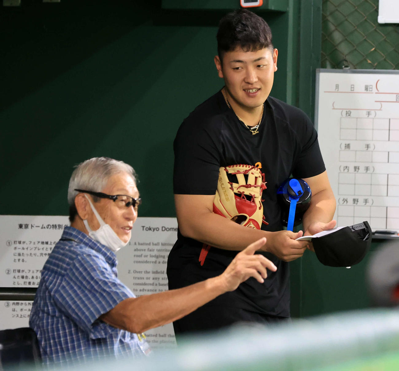 巨人対楽天　権藤博氏（左）と話す巨人岡本和（撮影・浅見桂子）
