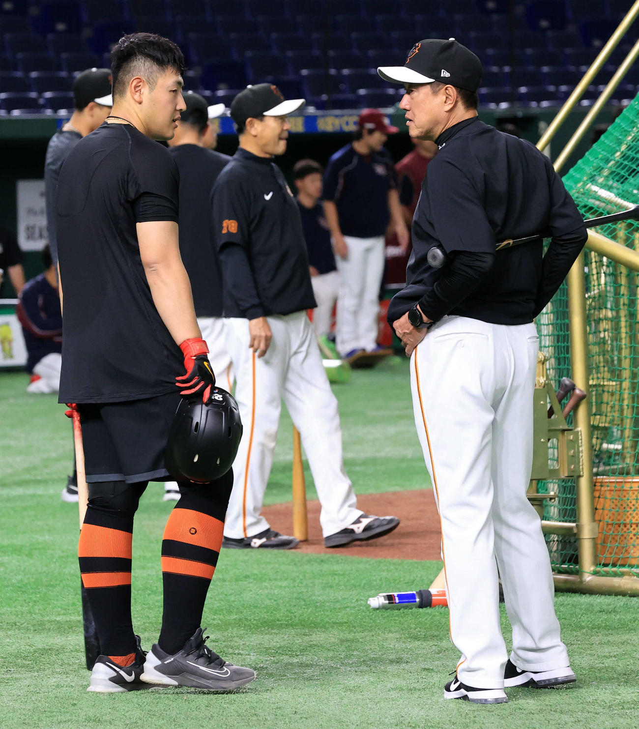巨人対楽天　試合前、話し込む巨人岡本和（左）と原監督（撮影・浅見桂子）