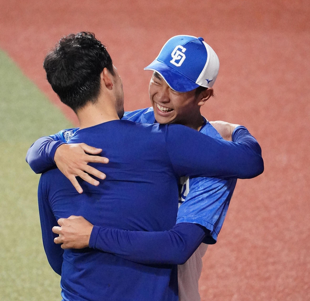 中日対ロッテ戦　試合前、練習に参加し福谷とハグを交わす高橋宏（右）（撮影・森本幸一）