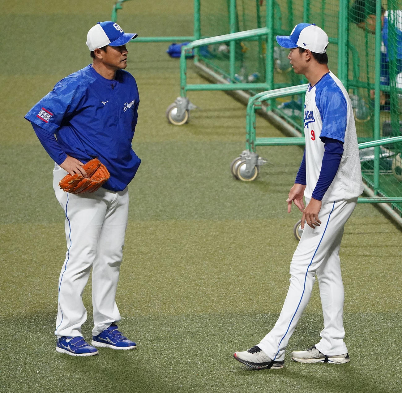 中日対ロッテ戦　試合前、練習に参加し大塚投手コーチと言葉を交わす高橋宏（右）（撮影・森本幸一）