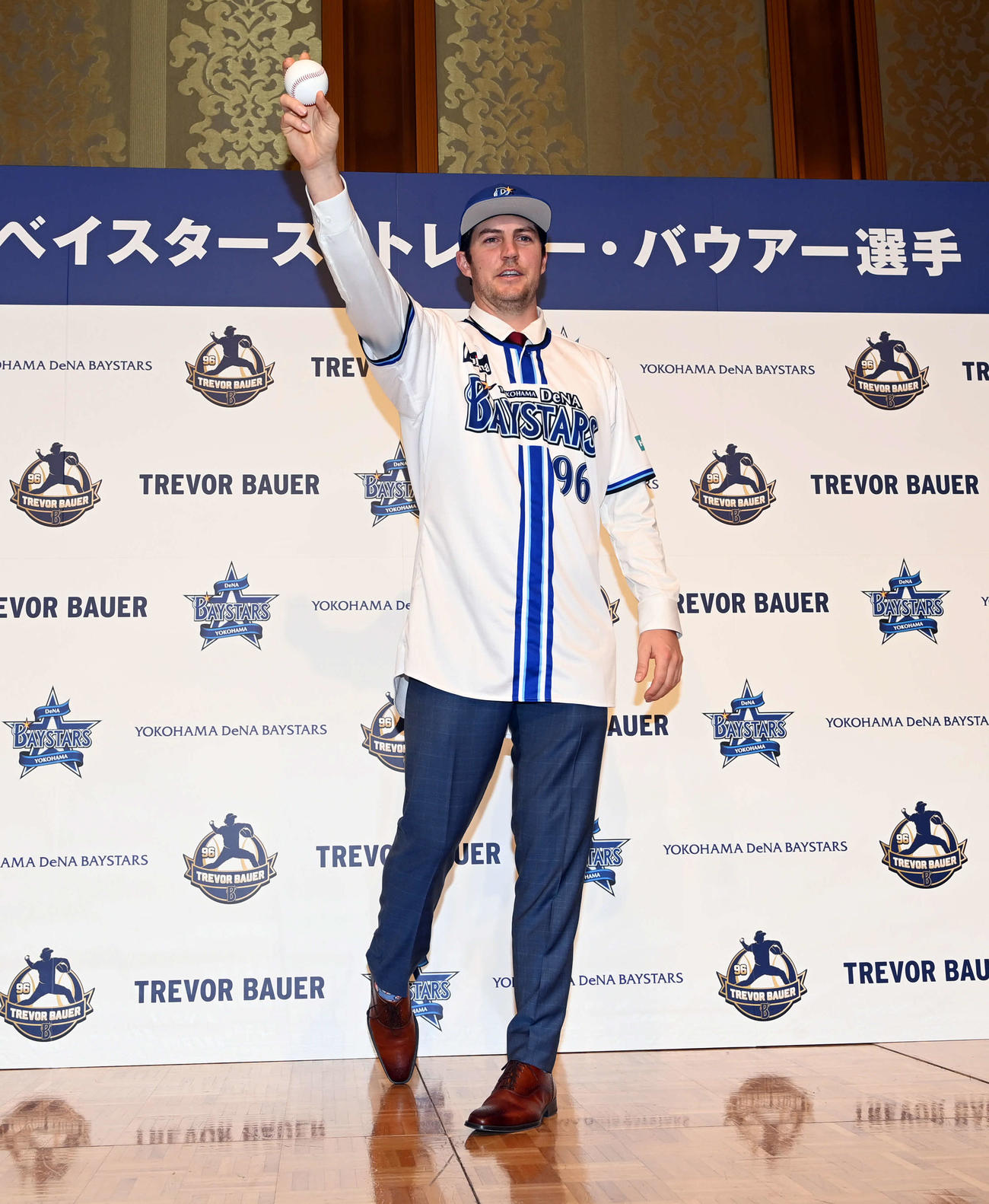 投球ポーズを決めるDeNAバウアー（撮影・たえ見朱実）