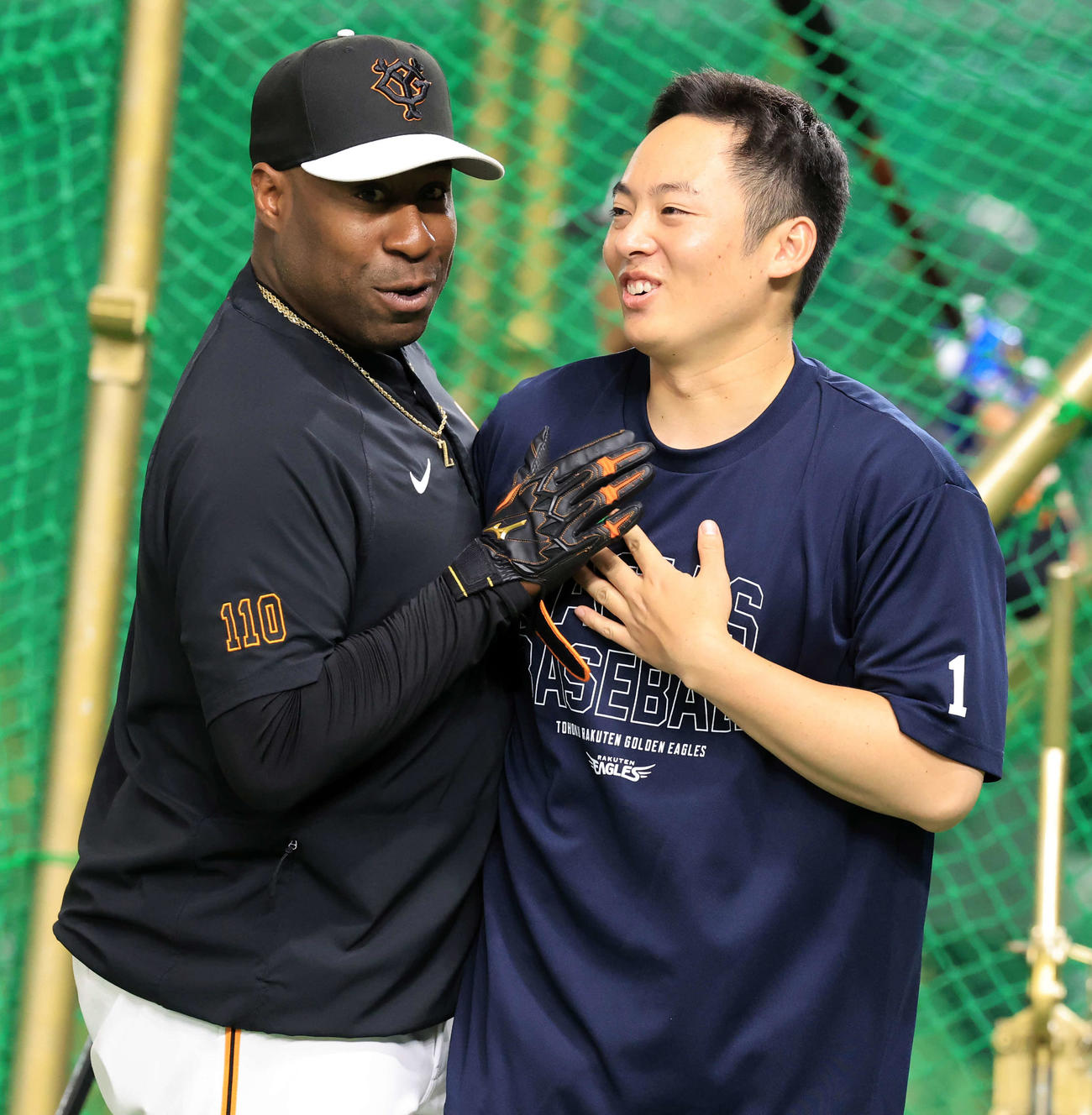 巨人対楽天　試合前練習中、じゃれ合う巨人ウイラー（左）と楽天松井裕（撮影・浅見桂子）