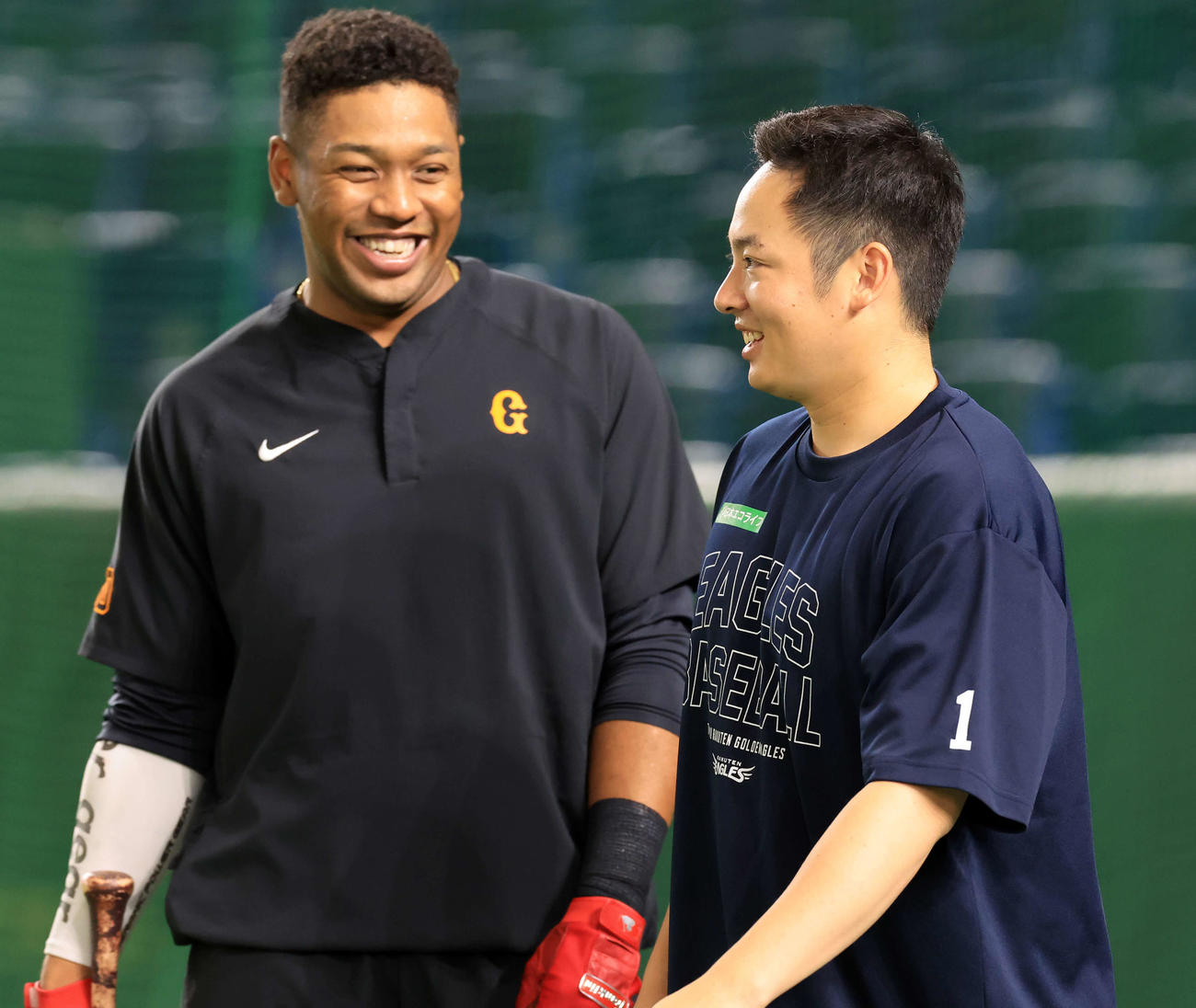 巨人対楽天　試合前、談笑する巨人オコエ（左）と楽天松井裕（撮影・浅見桂子）