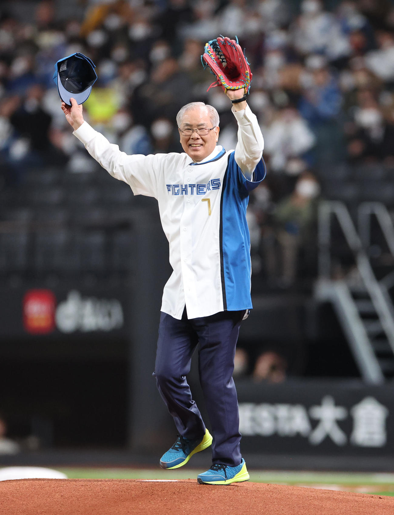 【日本ハム】エスコンフィールド初の始球式、北広島市の上野正三市長がストライク投球