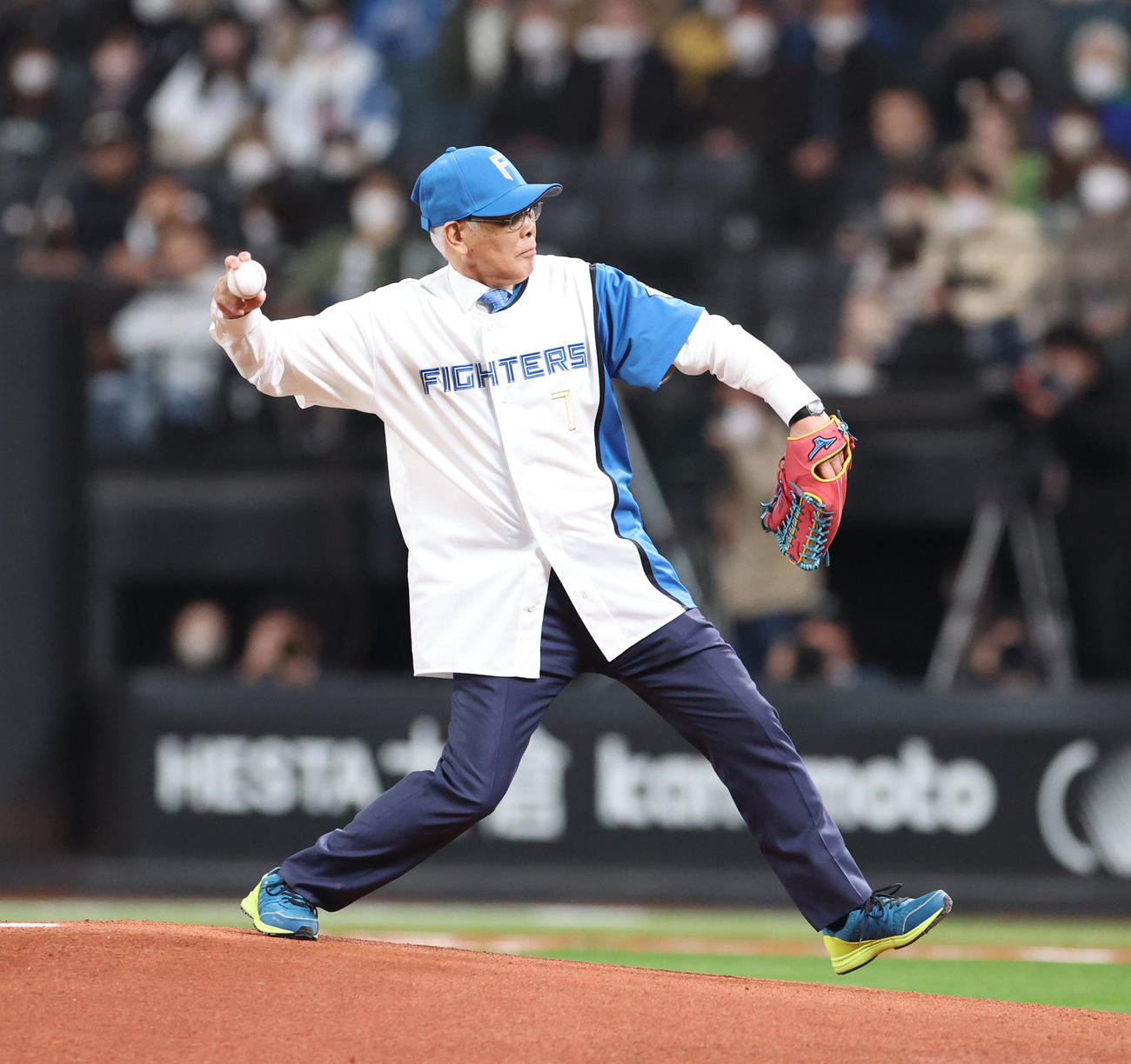 日本ハム対ヤクルト　試合前、始球式を務める上野北広島市長（撮影・佐藤翔太）