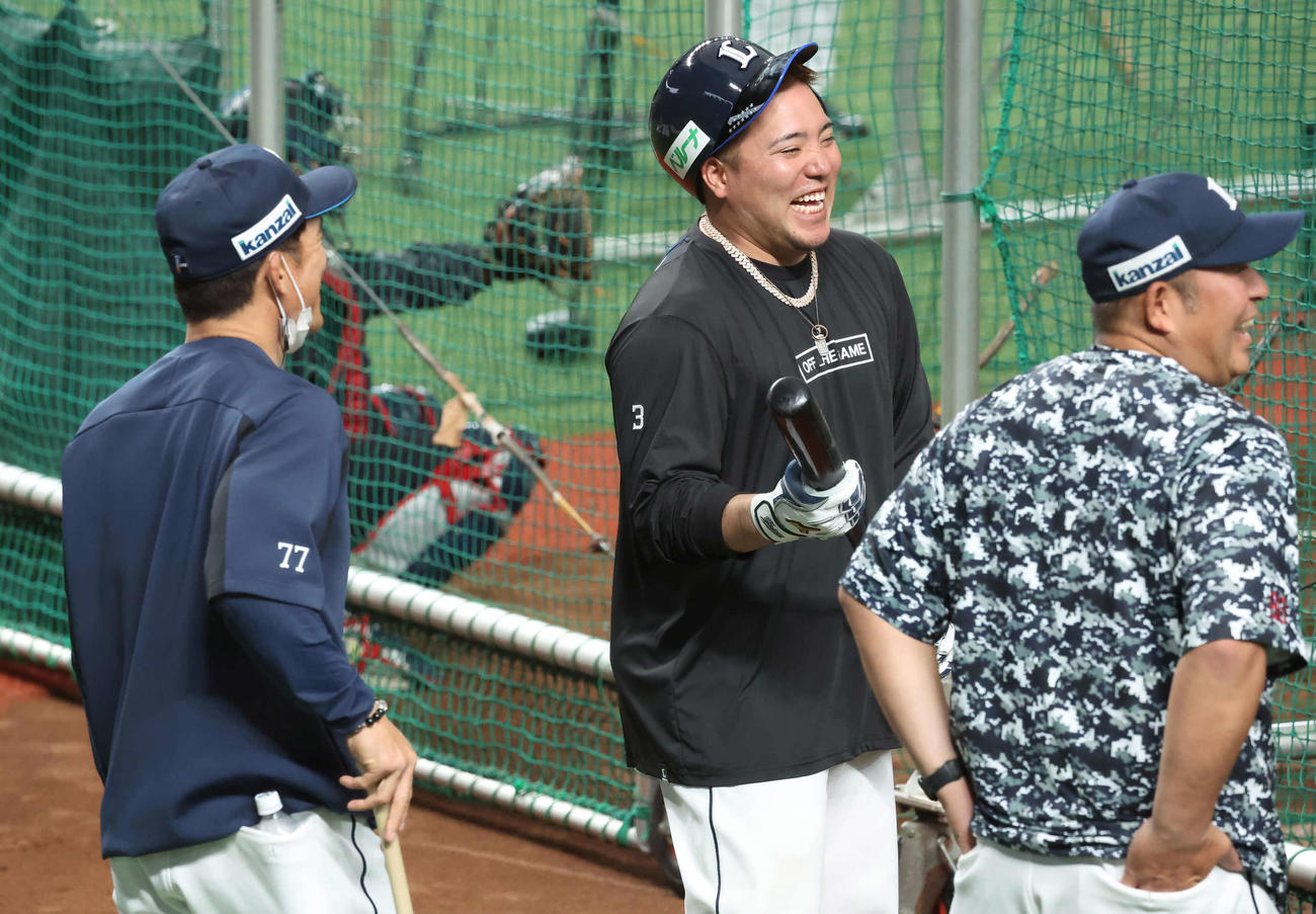 西武対DeNA　チームに合流した西武山川（中央）。左は松井監督（撮影・丹羽敏通）