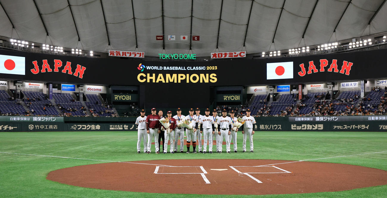 巨人対楽天　試合前、WBC優勝のセレモニーで記念撮影する、左から巨人亀井コーチ、楽天石井監督、吉村コーチ、楽天松井裕、巨人大城卓、巨人岡本和、戸郷、原監督、大勢、阿部コーチ、村田コーチ、山口コーチ（撮影・浅見桂子）