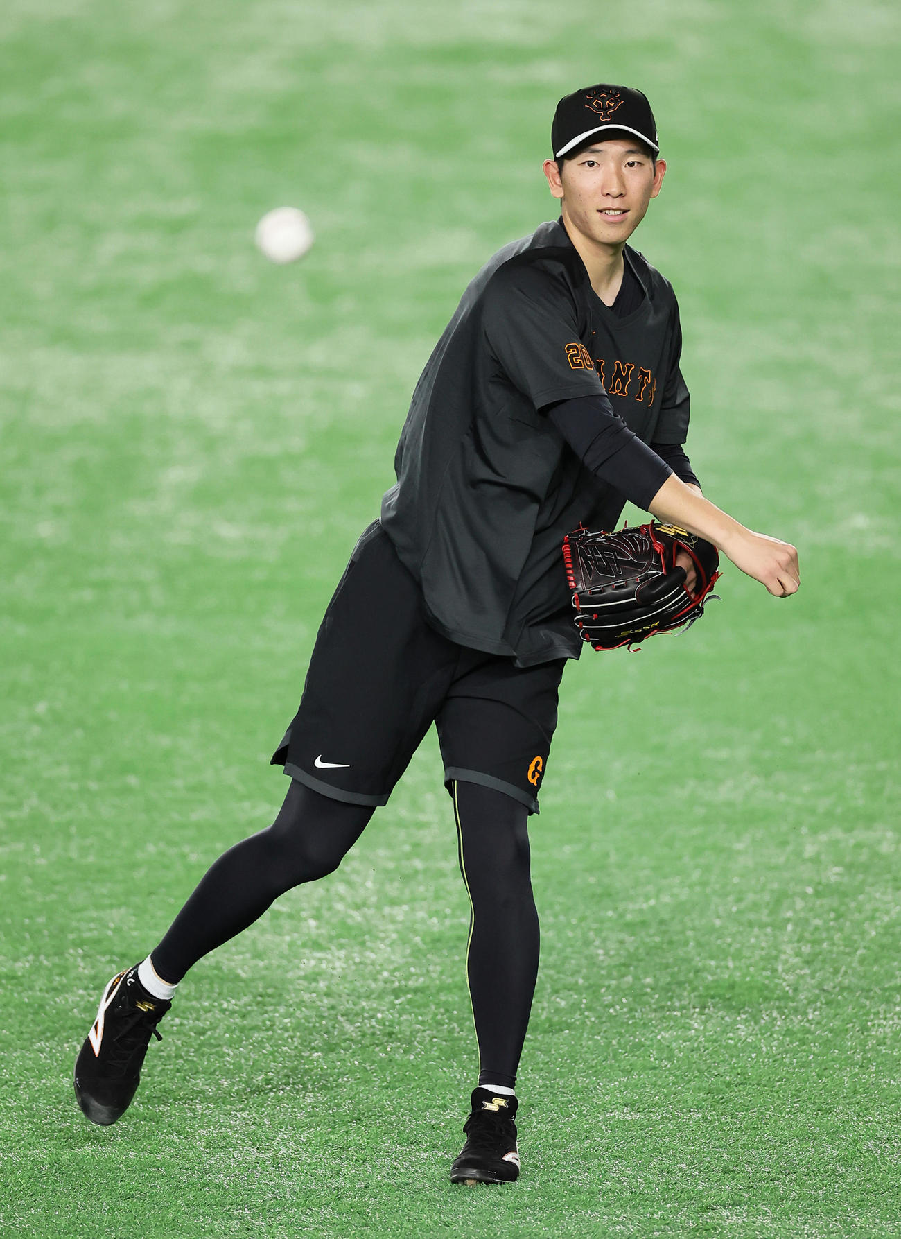 練習に合流し、キャッチボールする巨人戸郷（撮影・足立雅史）