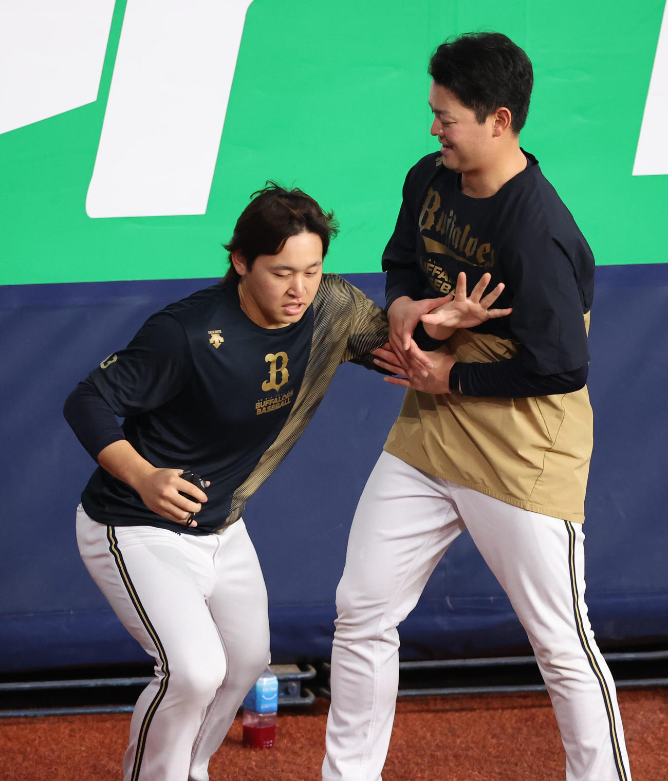 走り込みでオリックス黒木（右）に邪魔される宮城（撮影・清水貴仁）