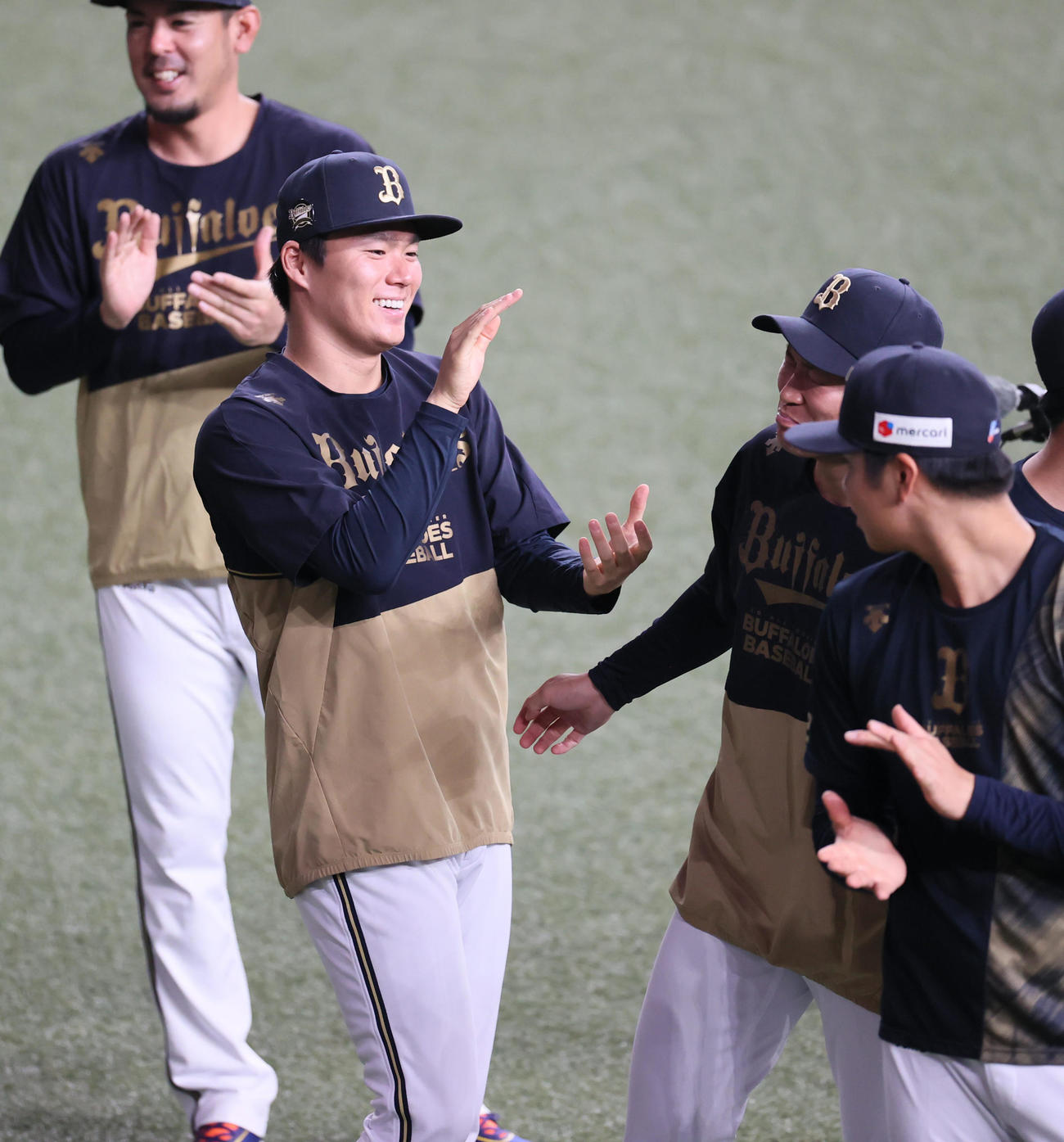 チームに合流したオリックス山本（左から2人目）（撮影・清水貴仁）