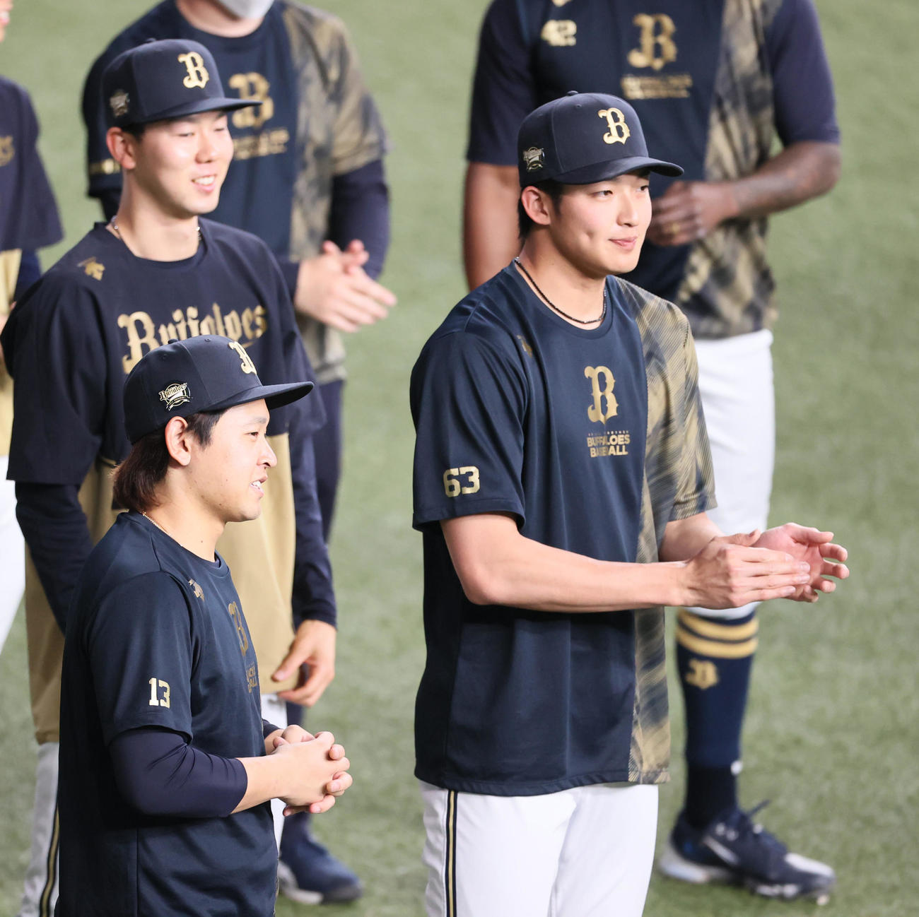 チームに合流したオリックス宮城（左手前）と山崎颯（右）（撮影・清水貴仁）