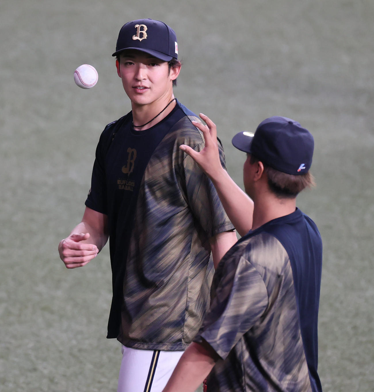 オリックス対阪神　キャッチボールを終えたオリックス山崎（左）と宇田川（撮影・清水貴仁）