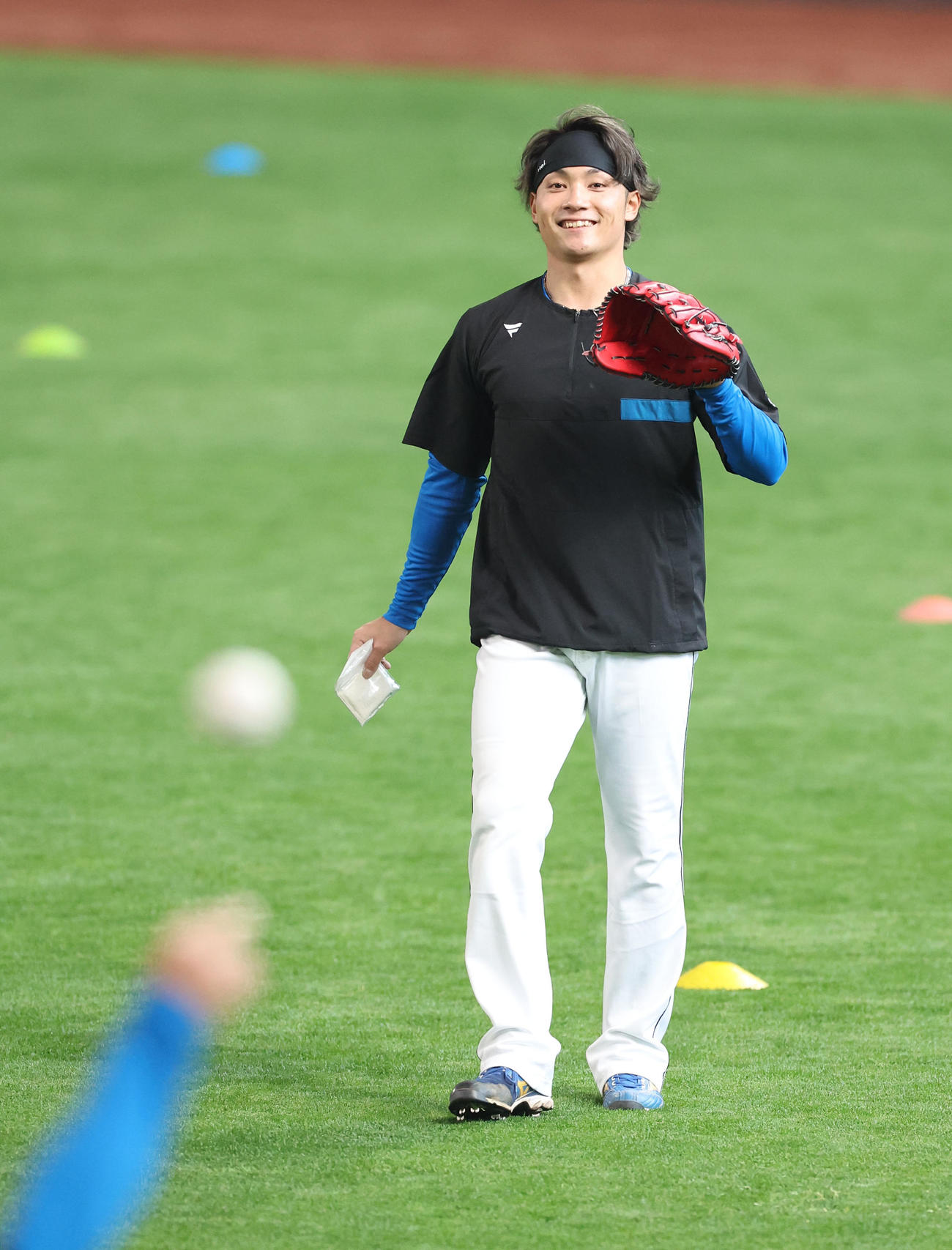 日本ハム対ヤクルト　試合前、笑顔でキャッチボールをする日本ハム伊藤（撮影・佐藤翔太）