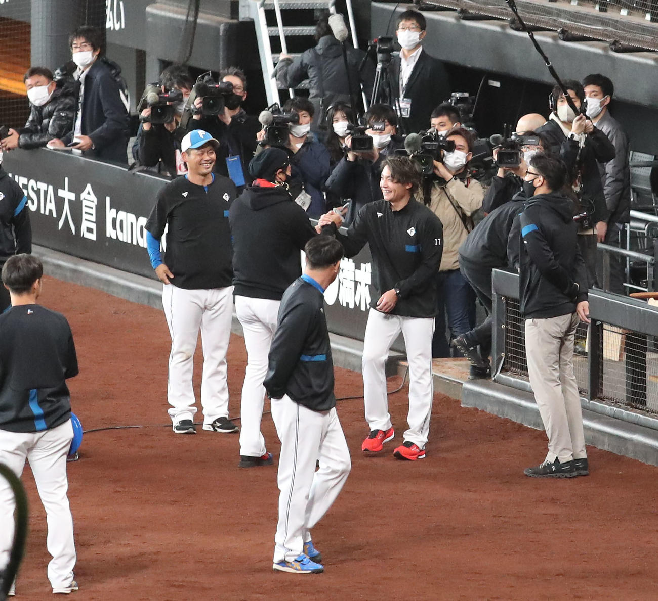 日本ハム対ヤクルト　笑顔で新庄監督（左）と握手を交わす伊藤（撮影・佐藤翔太）