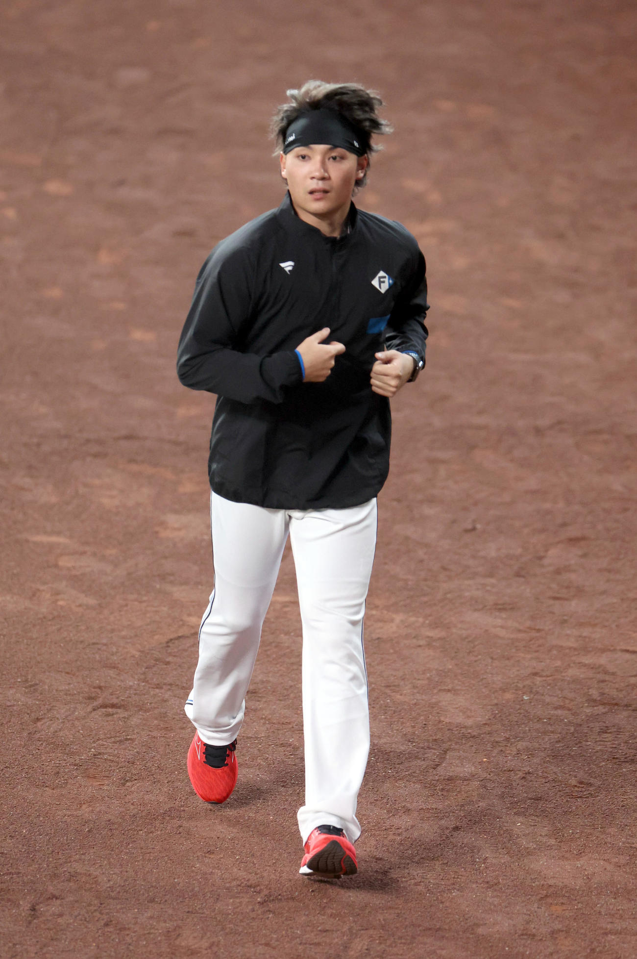 日本ハム対ヤクルト　試合前、ランニングをする日本ハム伊藤（撮影・佐藤翔太）