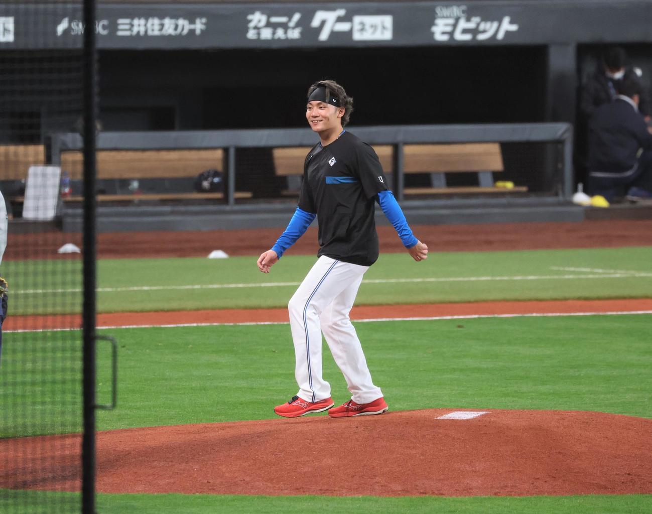 日本ハム対ヤクルト　チームに合流しマウンドの感触を確かめる日本ハム伊藤（撮影・黒川智章）