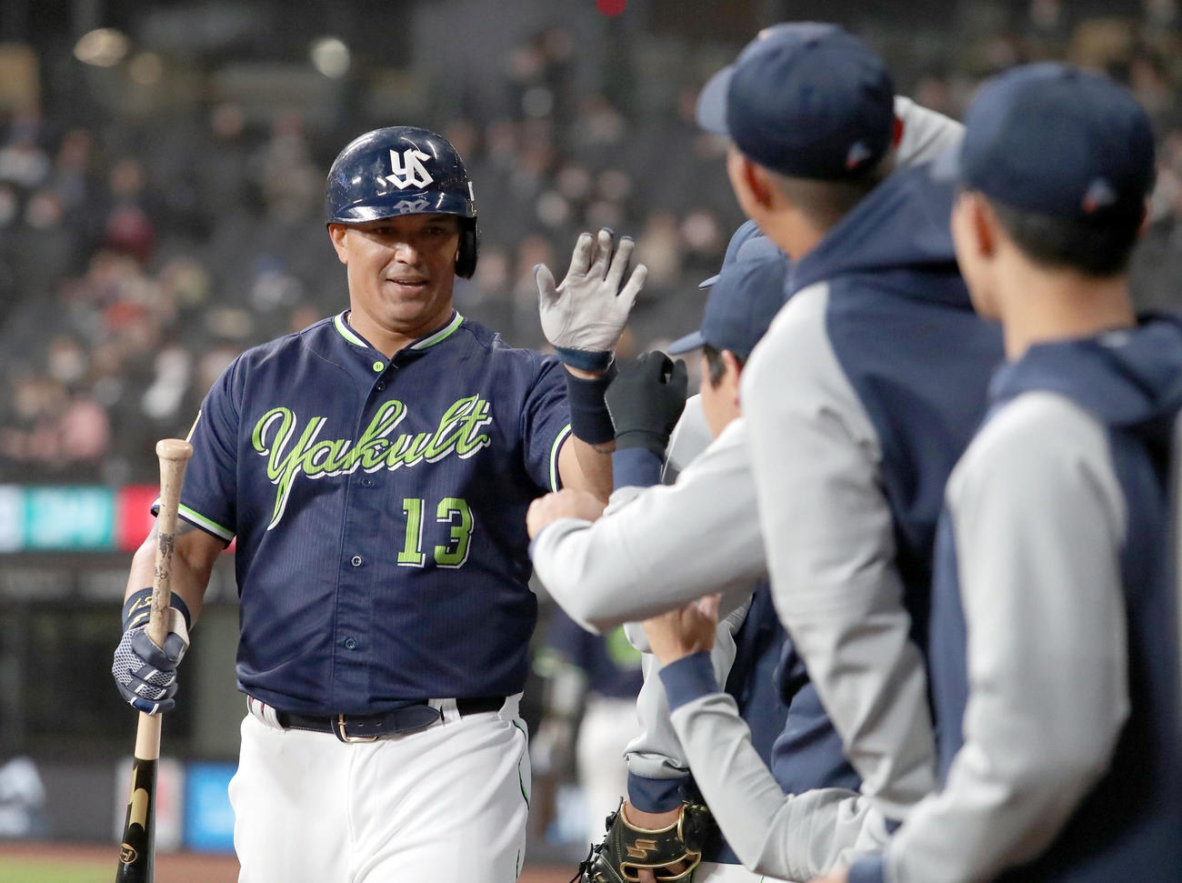 日本ハム対ヤクルト　2回表ヤクルト無死、オスナは先制となる中越えソロ本塁打を放ちチームメートとタッチ（撮影・佐藤翔太）