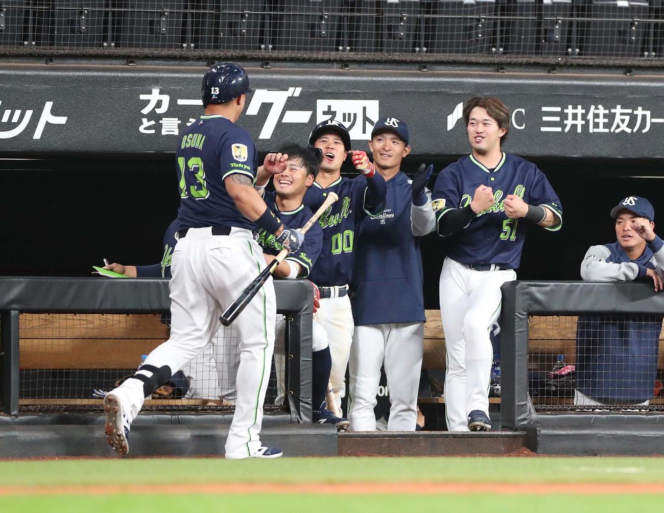 日本ハム対ヤクルト　2回表ヤクルト無死、左中間に本塁打を放ちナインに出迎えられるオスナ（撮影・黒川智章）