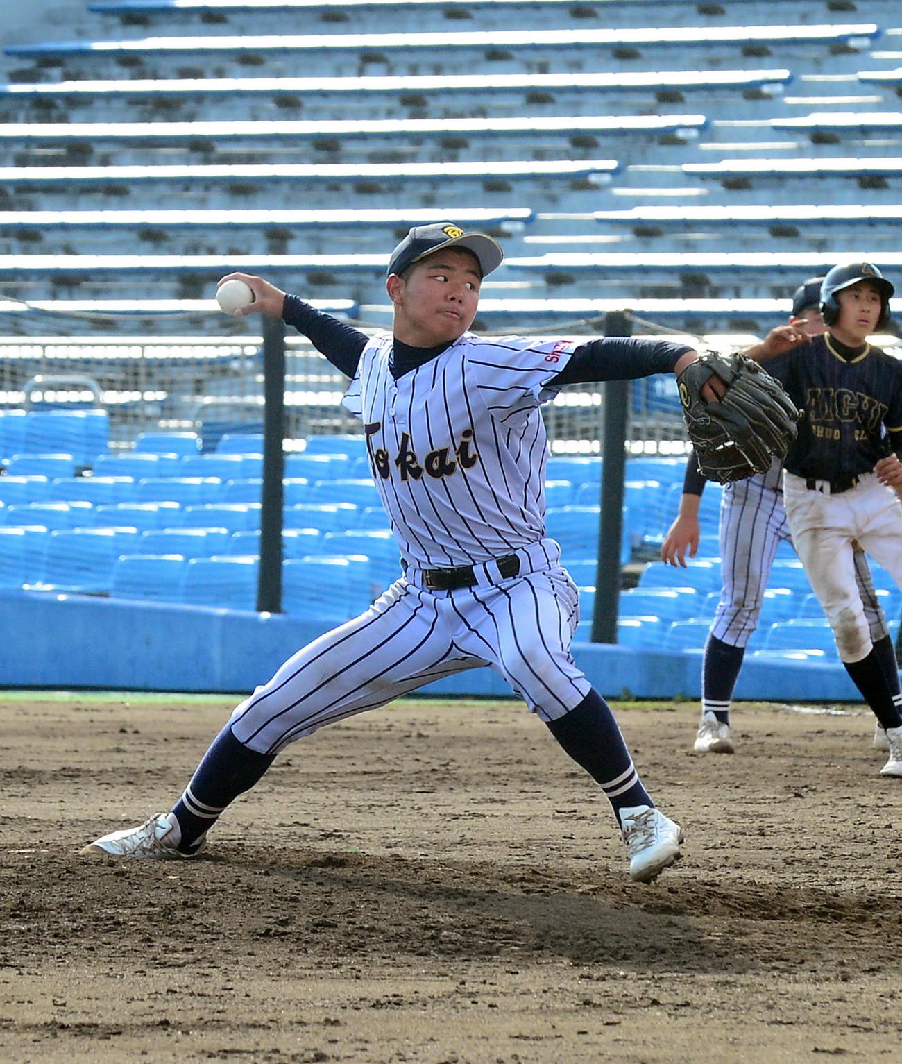愛知中央クラブ戦、7回のマウンドで力投する東海大静岡翔洋中・池谷