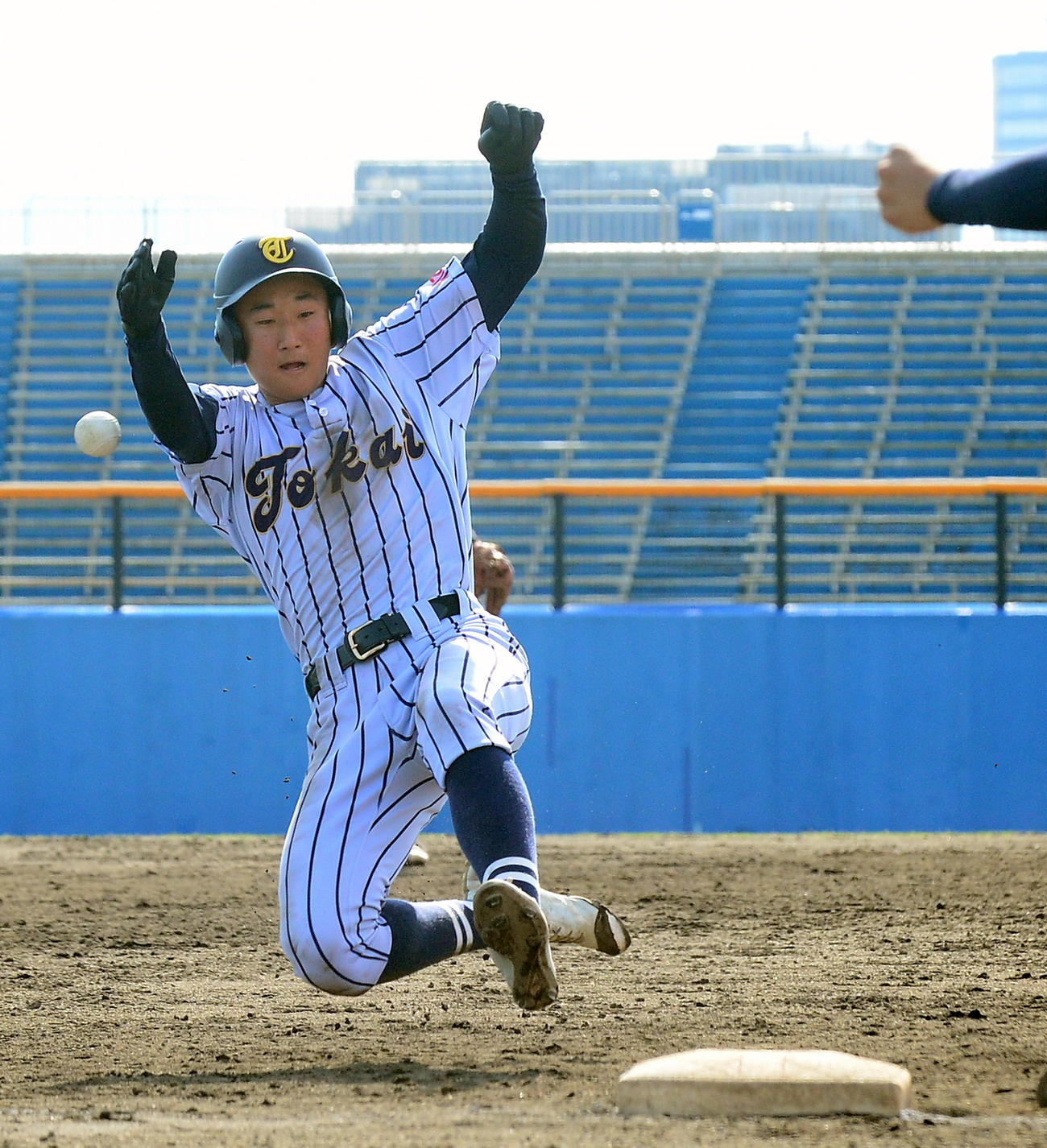 愛知中央クラブ戦の4回、左越えに2点適時三塁打を放ち滑り込む東海大静岡翔洋中・小泉