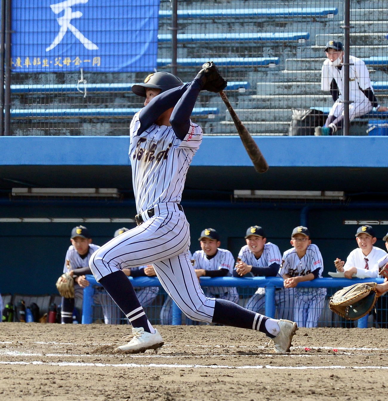 愛知中央クラブ戦の4回1死一、三塁、左越えに2点適時三塁打を放つ東海大静岡翔洋中・小泉