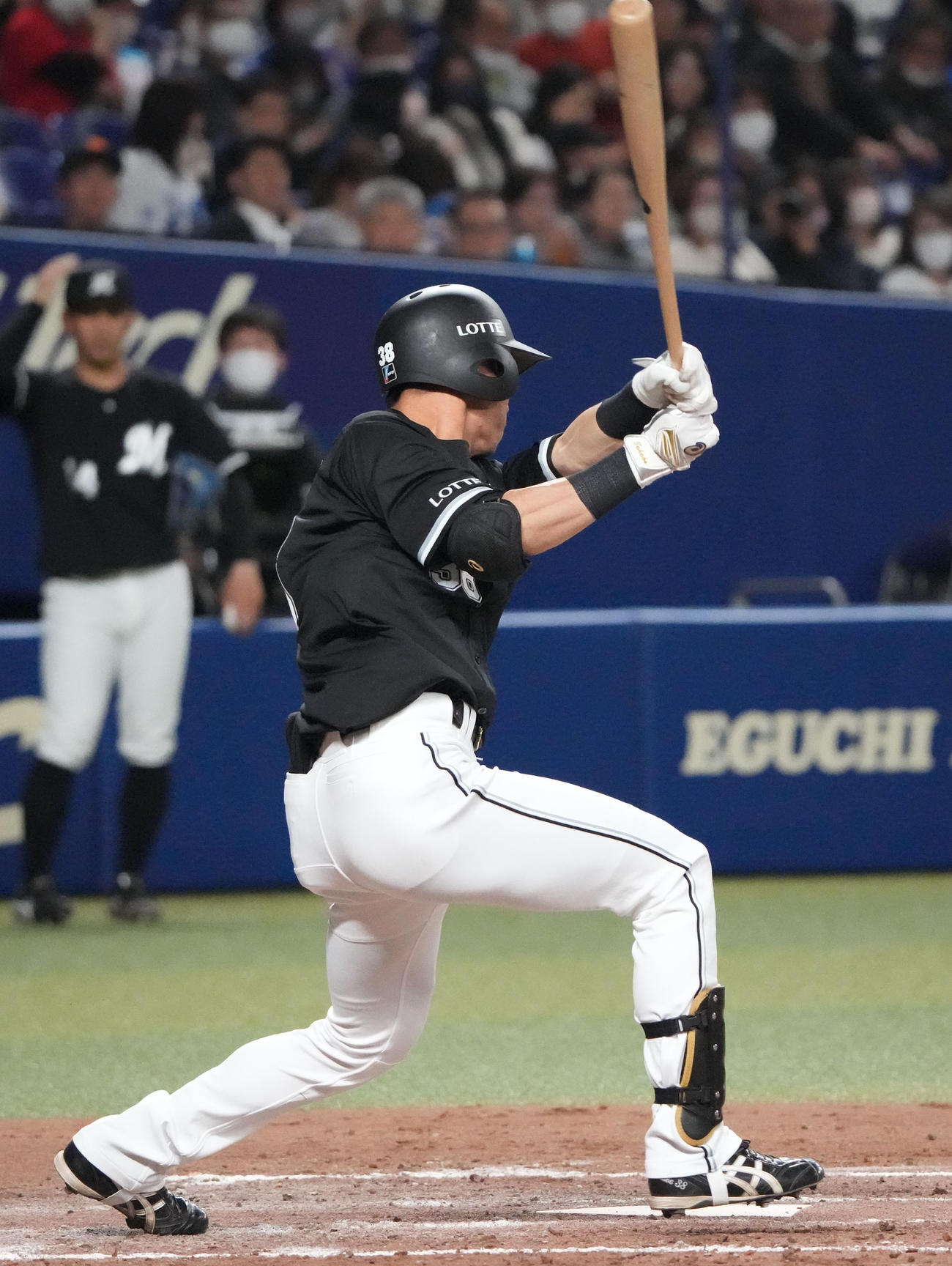 中日対ロッテ戦　3回表ロッテ2死、左前安打を放つ高部（撮影・森本幸一）