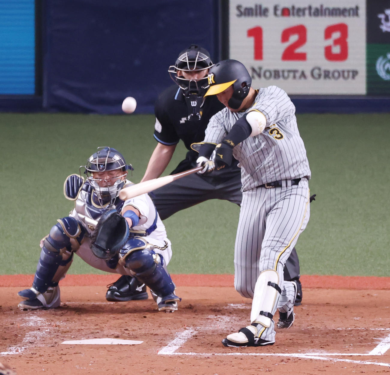 オリックス対阪神　4回表阪神1死一塁、左中間へ2点本塁打を放つ大山（撮影・清水貴仁）