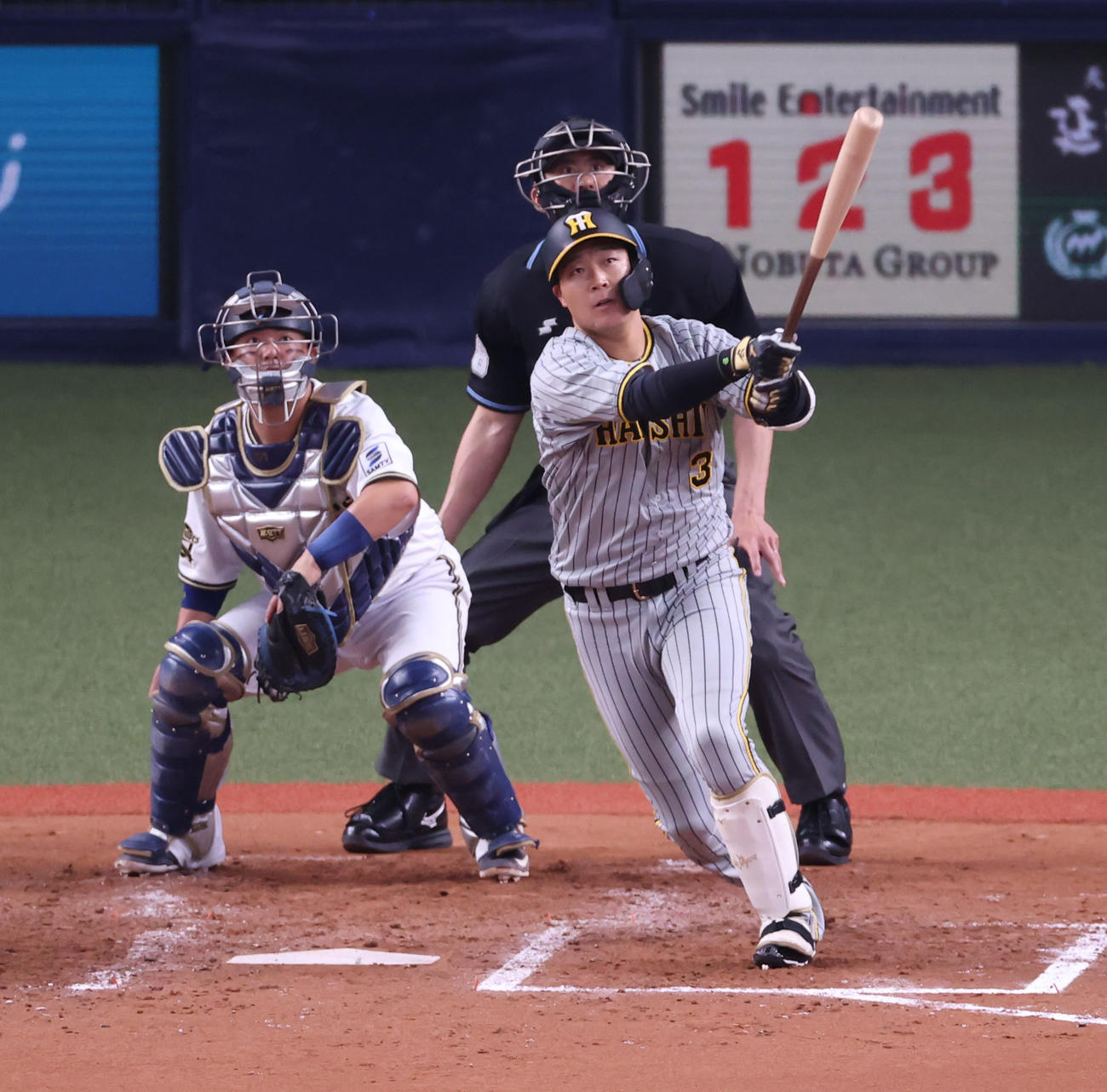オリックス対阪神　4回表阪神1死一塁、左中間へ2点本塁打を放つ大山（撮影・清水貴仁）