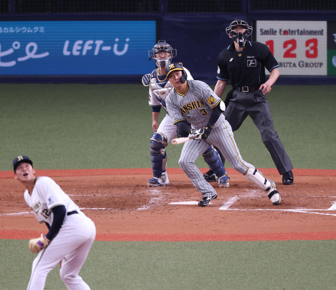 オリックス対阪神　4回表阪神1死一塁、左中間へ2点本塁打を放つ大山（撮影・清水貴仁）