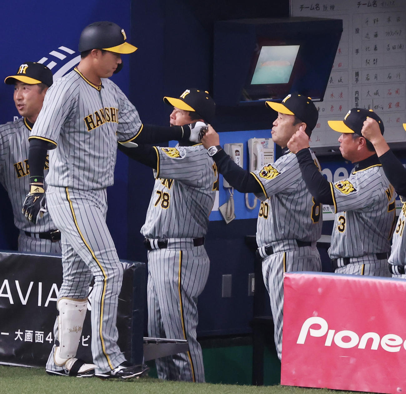 オリックス対阪神　4回表阪神1死一塁、左中間へ2点本塁打を放った大山とタッチを交わす岡田監督（右から2人目）（撮影・清水貴仁）
