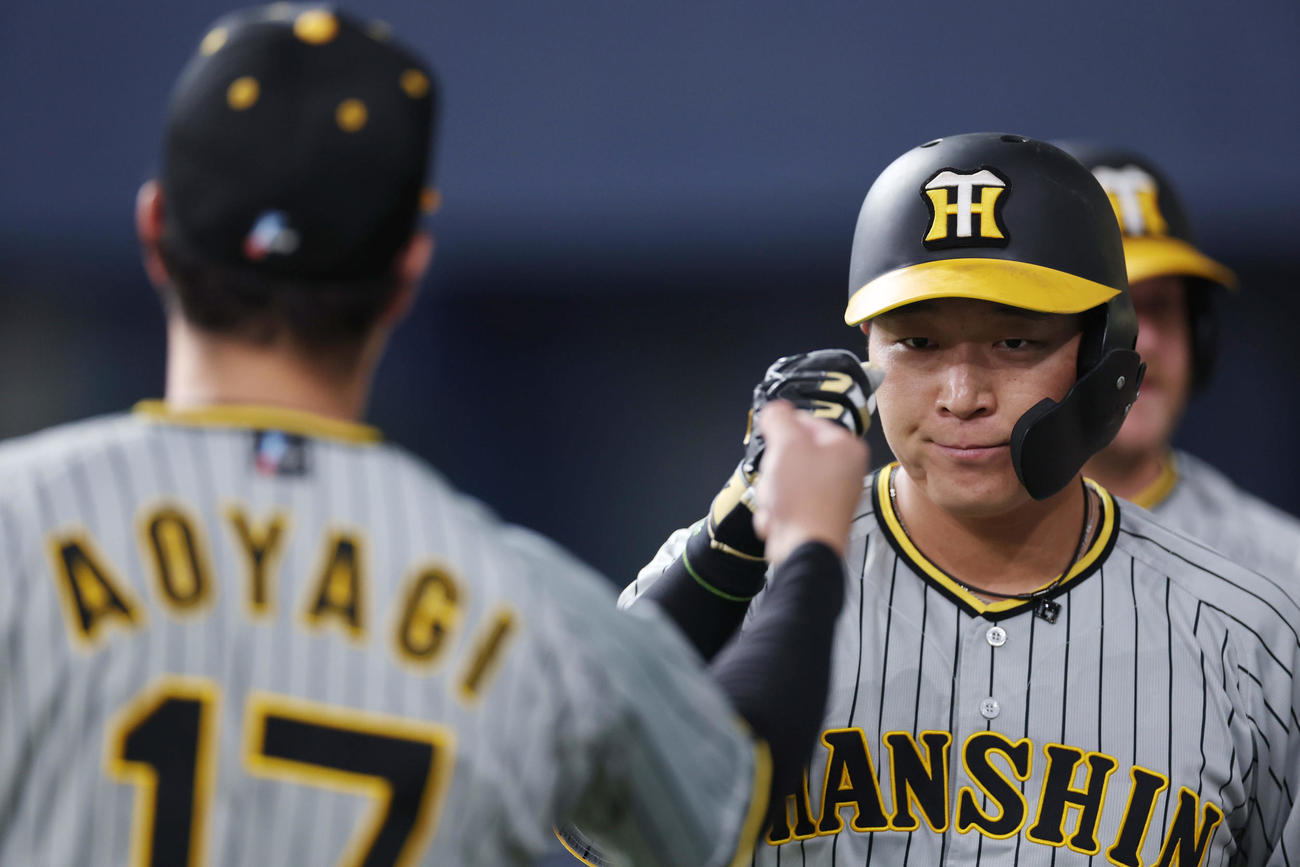 オリックス対阪神　4回表阪神1死一塁、左中間へ逆転2点本塁打を放ち、青柳（左）に迎えられる大山（撮影・前田充）