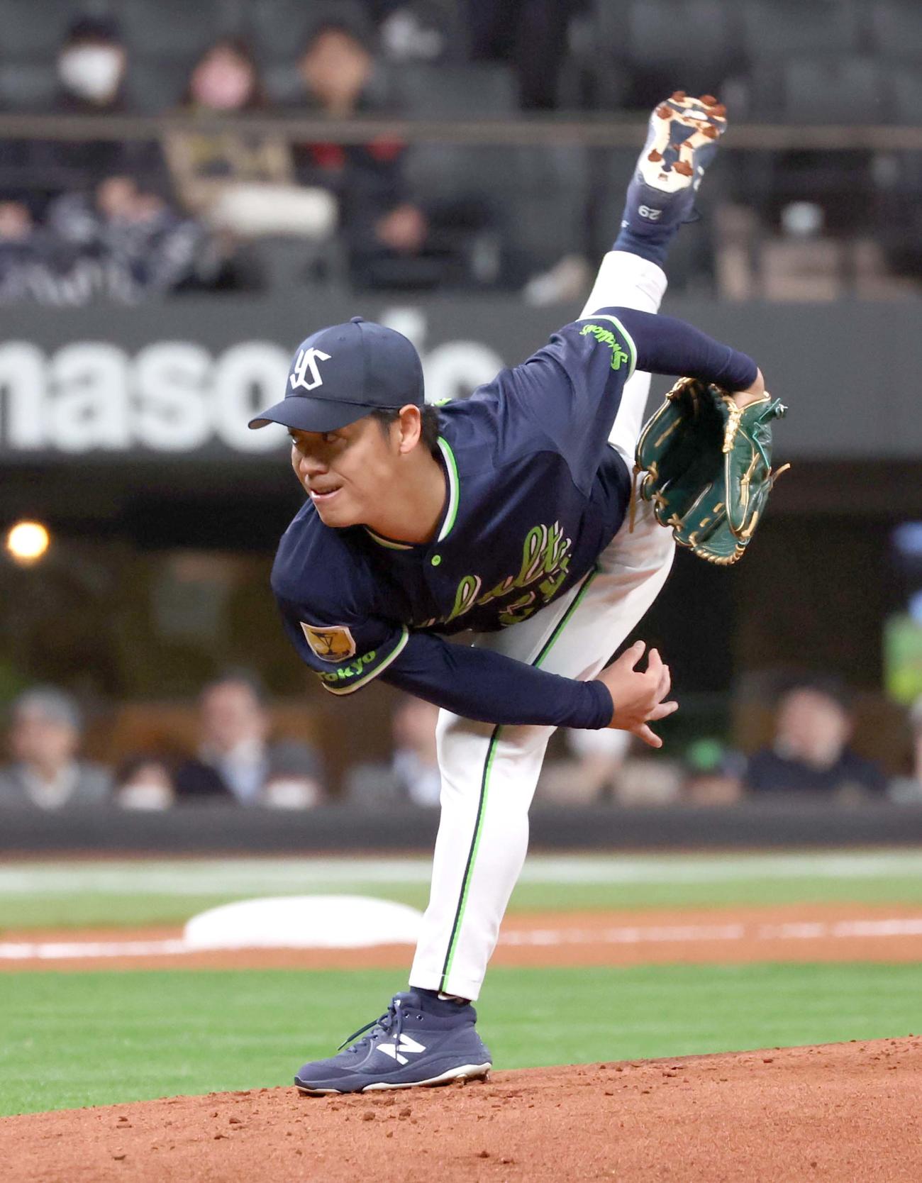 日本ハム対ヤクルト　力投するヤクルト先発の小川（撮影・黒川智章）