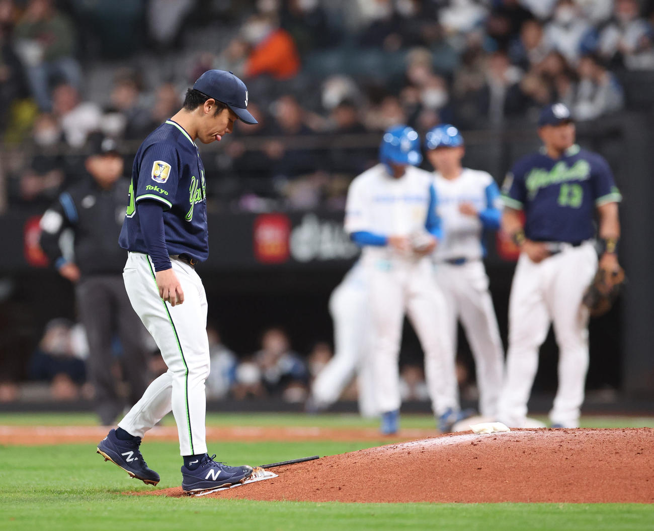 日本ハム対ヤクルト　3回裏日本ハム2死二塁、石井に同点となる中前適時打を浴びうつむく小川（撮影・佐藤翔太）