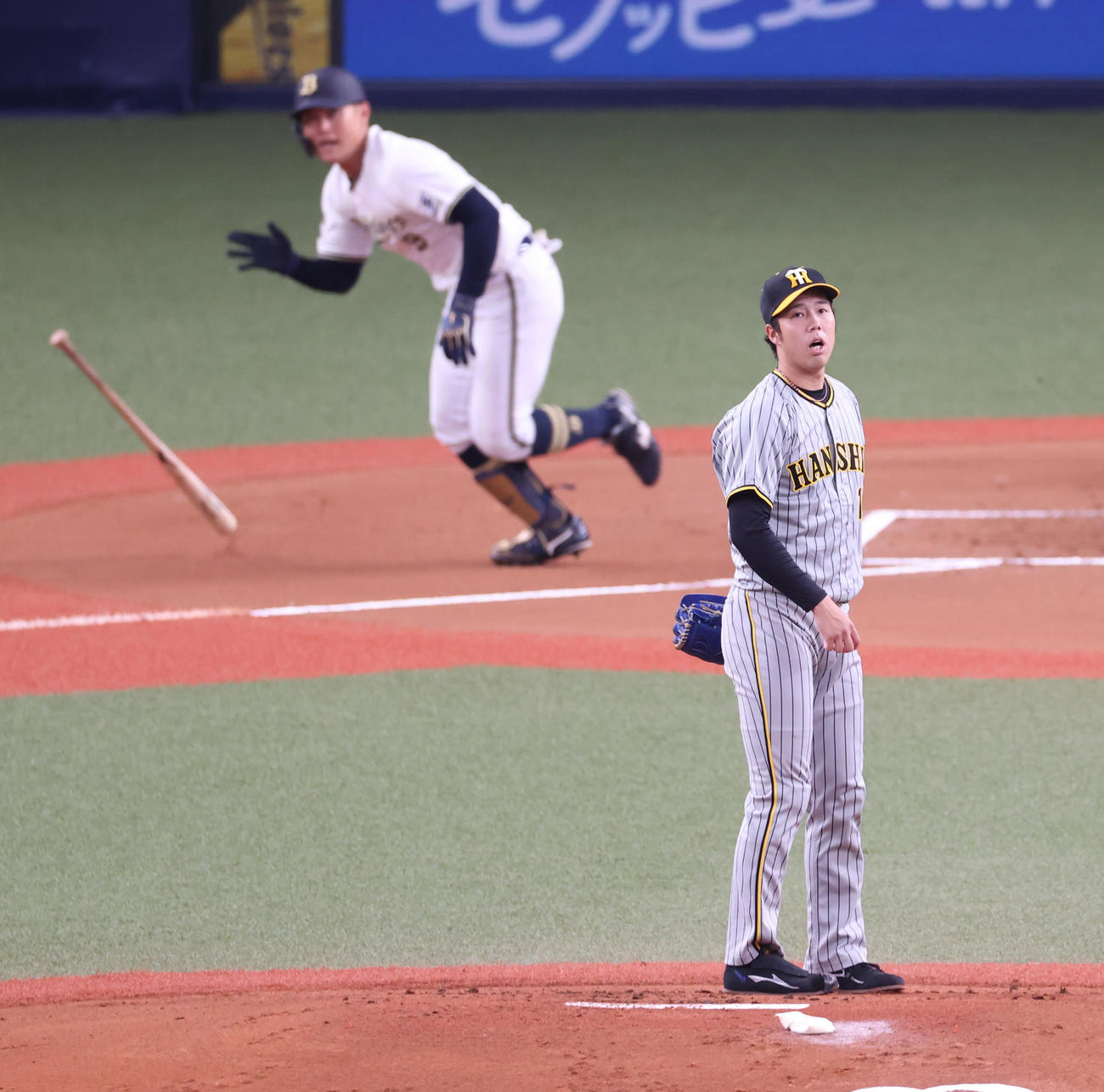 オリックス対阪神　1回裏オリックス無死、野口智哉にいきなり二塁打を打たれる半身青柳（撮影・清水貴仁）