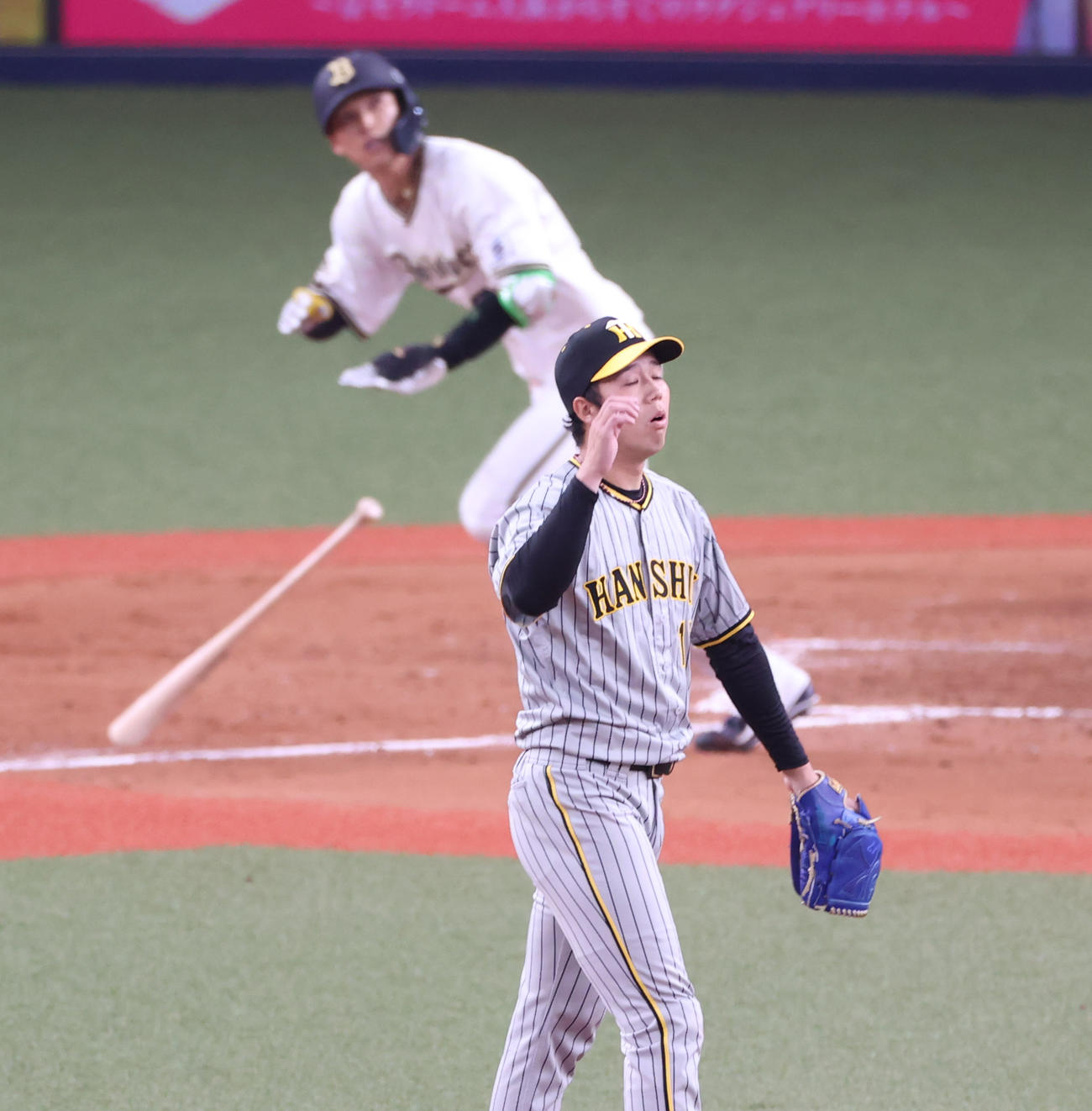 オリックス対阪神　4回裏オリックス無死、中川圭に左越えソロ本塁打を浴びる阪神青柳（撮影・清水貴仁）
