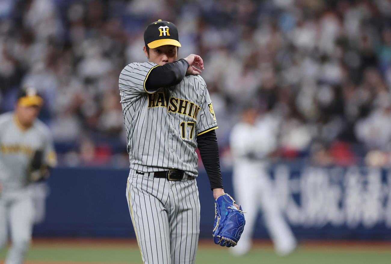 オリックス対阪神　4回裏を投げ終え、逆転を許した阪神青柳は悔しそうにベンチへ戻る（撮影・前田充）