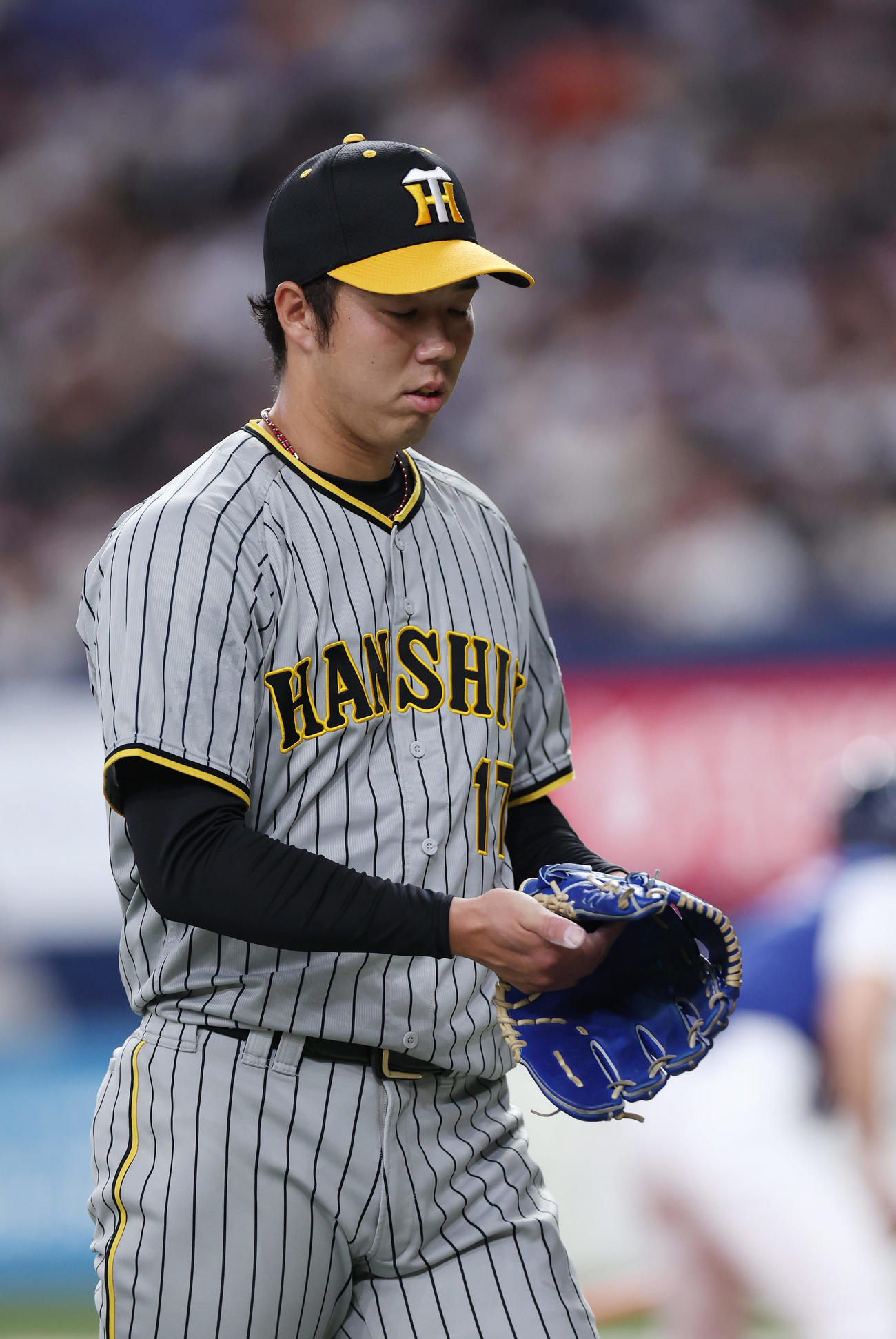 オリックス対阪神　4回裏を投げ終え、逆転を許した阪神青柳は悔しそうにベンチへ戻る（撮影・前田充）