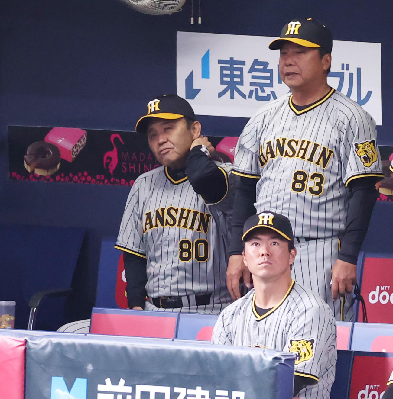 オリックス対阪神　4回裏、連打を浴びる先発青柳にベンチで渋い顔となる阪神岡田監督（左）（撮影・清水貴仁）