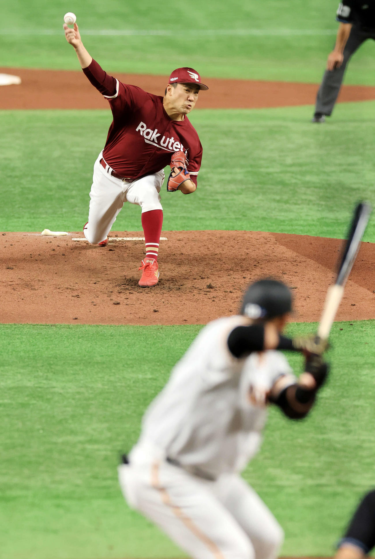 巨人対楽天　1回裏巨人1死一、二塁、中田翔に投げ込む田中将（撮影・浅見桂子）