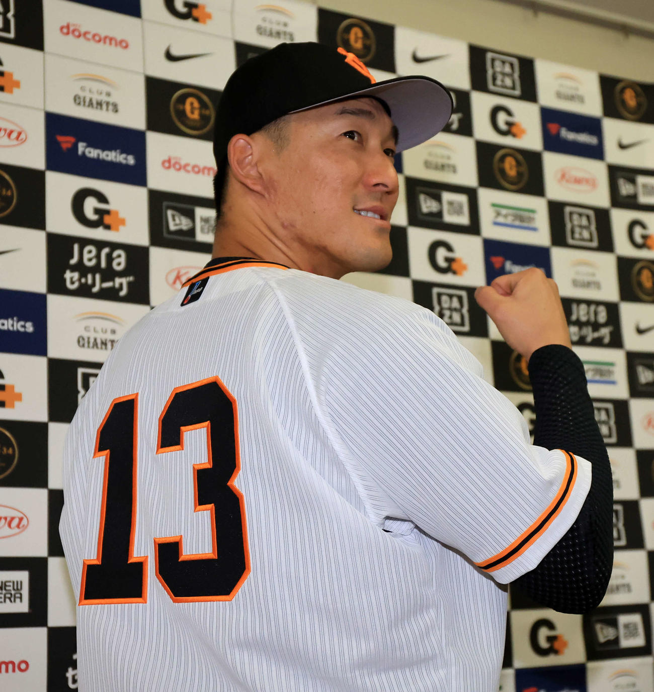 支配下登録された巨人梶谷は背番号13を背負いガッツポーズ（撮影・浅見桂子）