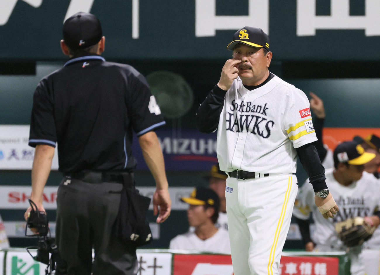 オープン戦ソフトバンク対広島　5回表広島、交代を告げる藤本監督（撮影・加藤孝規）