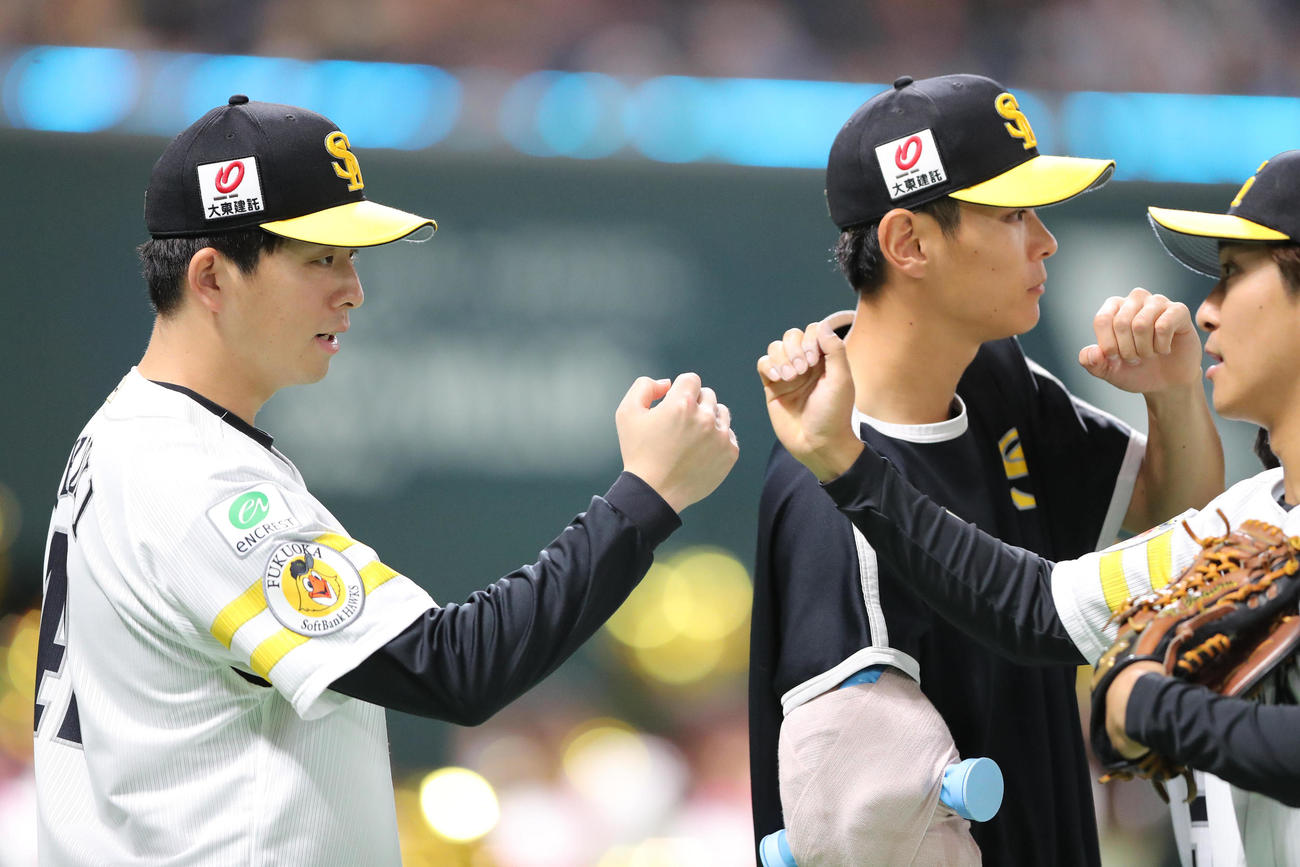 広島に快勝しナインを迎えるソフトバンク大関（撮影・梅根麻紀）