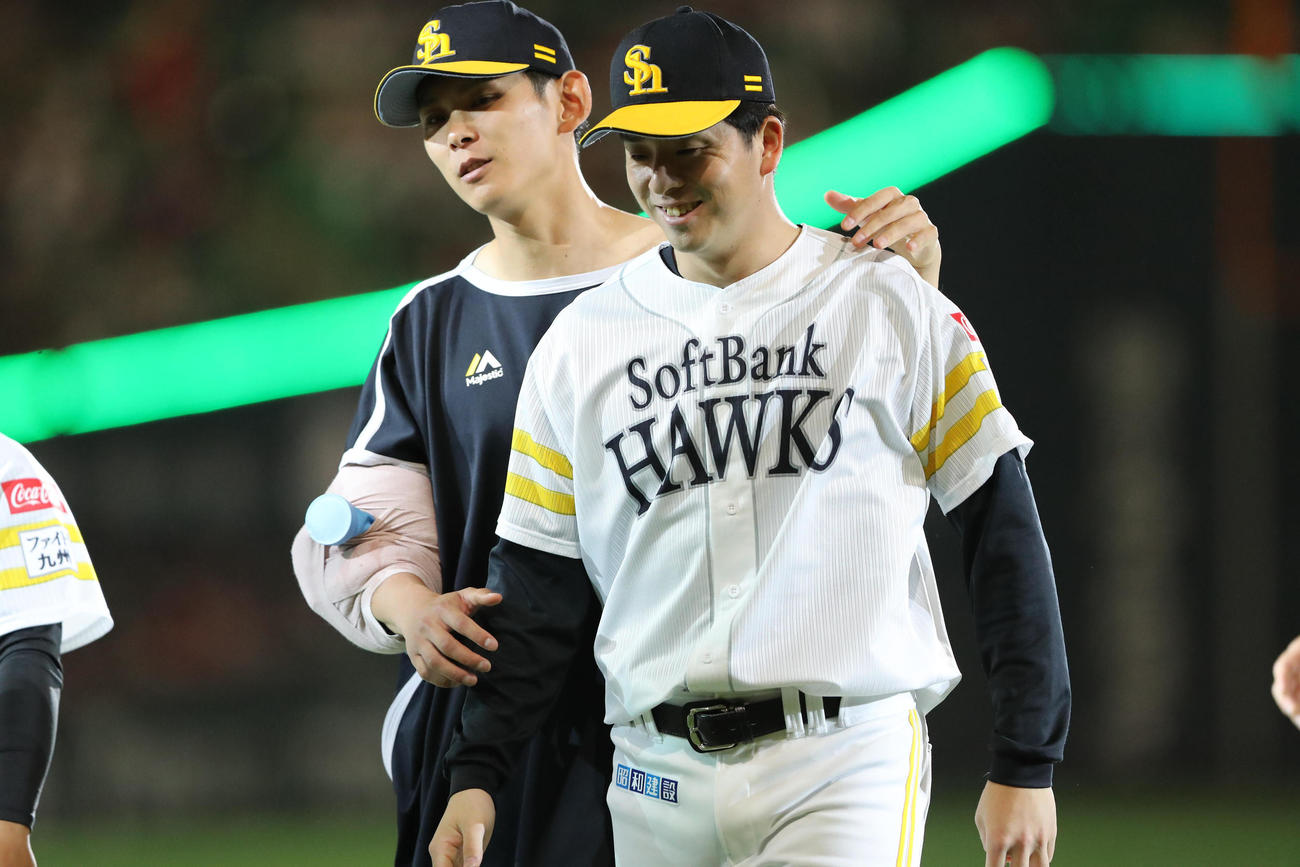 広島に快勝し、泉（左）に肩をもまれる大関（撮影・梅根麻紀）