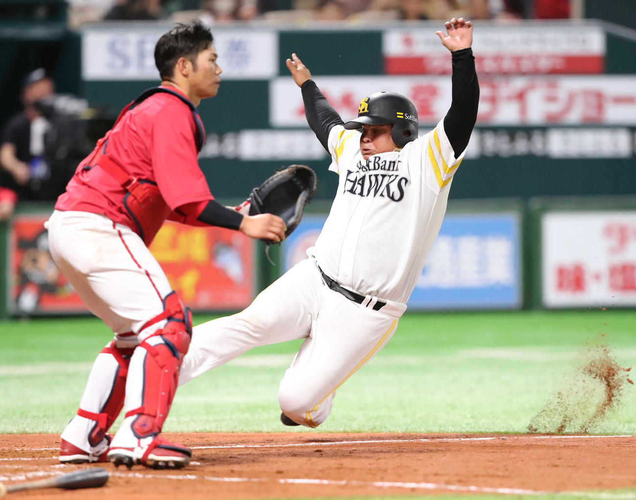ソフトバンク対広島　5回裏ソフトバンク1死二、三塁、ガルビスの右犠飛で生還するアストゥディーヨ（撮影・梅根麻紀）