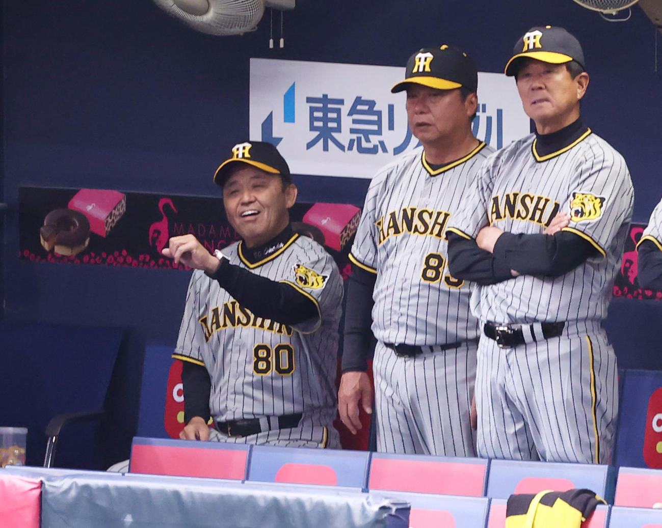 オリックス対阪神　7回、ベンチで苦笑いを浮かべる阪神岡田監督（撮影・清水貴仁）