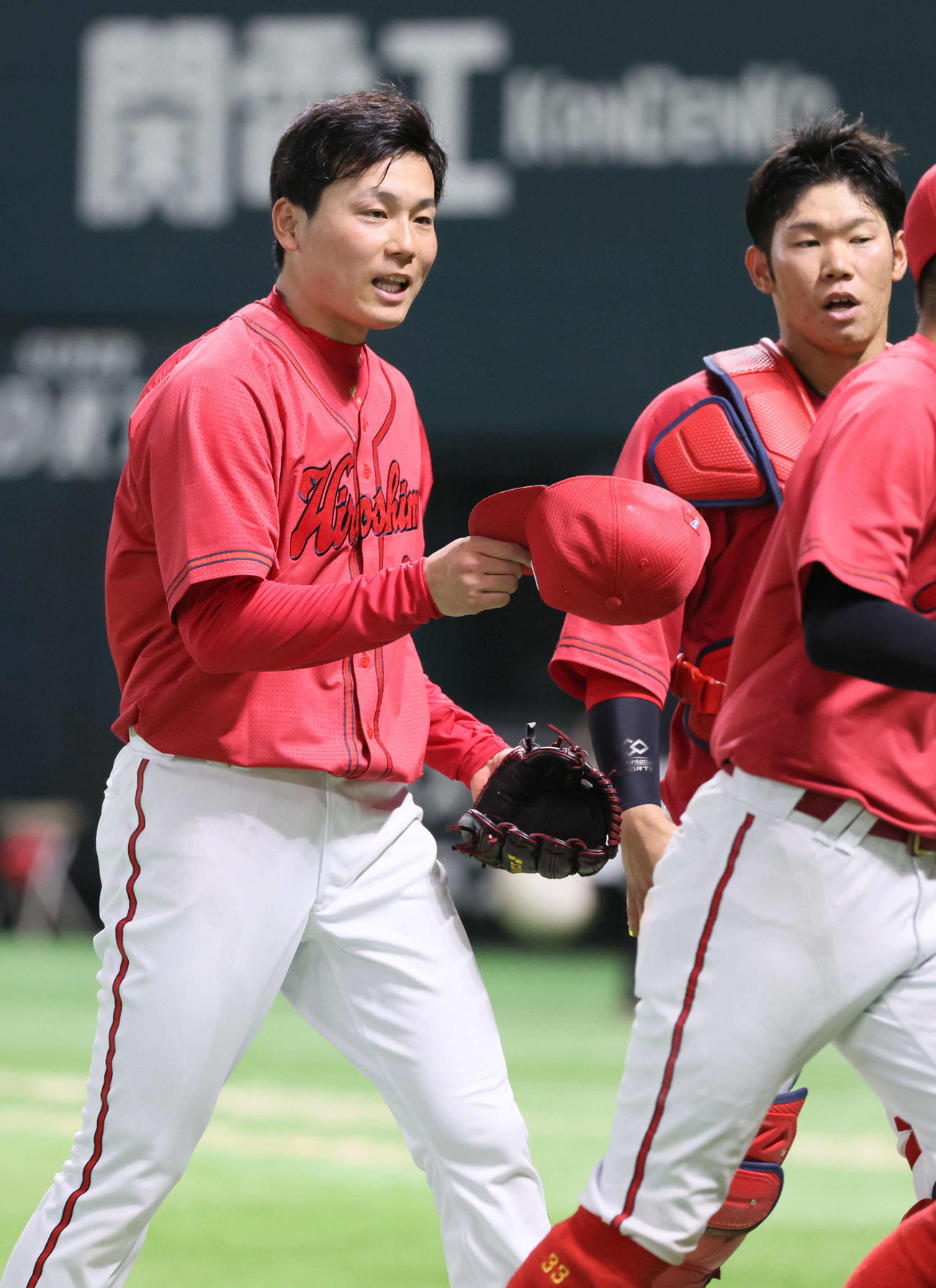 ソフトバンク対広島　6回裏を無失点に抑え笑顔を見せる栗林。右は坂倉（撮影・加藤孝規）