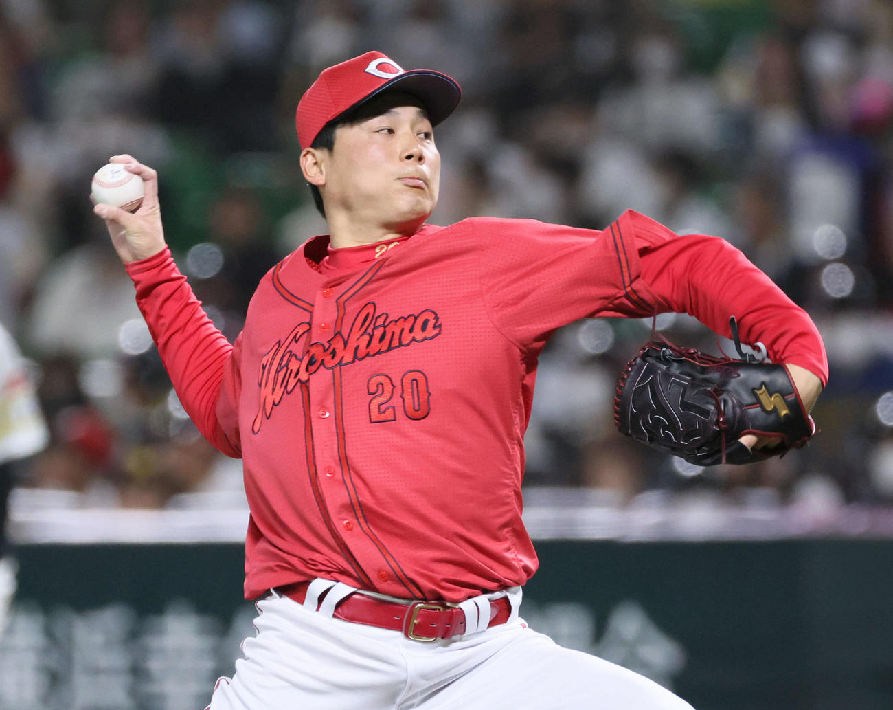 ソフトバンク対広島　広島5番手で登板する栗林（撮影・加藤孝規）