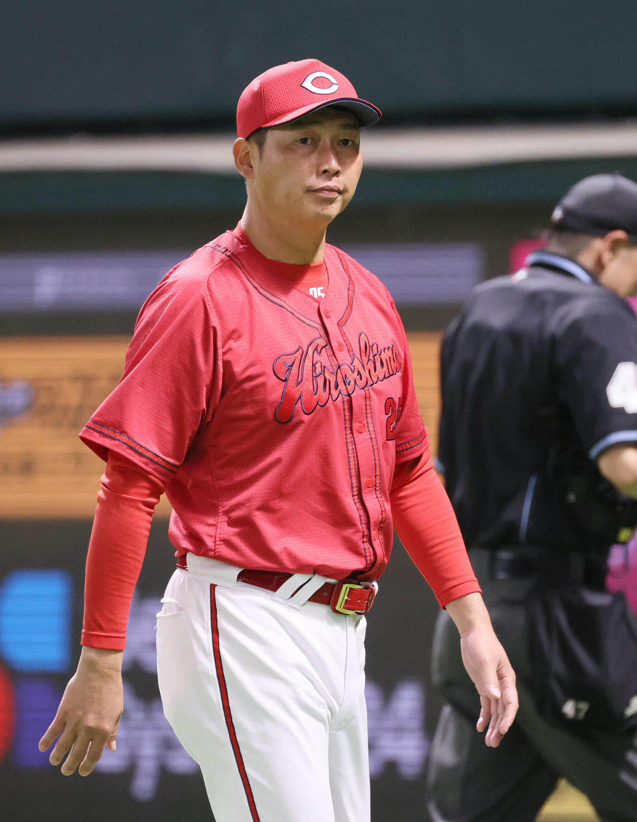 オープン戦ソフトバンク対広島　5回裏ソフトバンク2死一塁、交代を告げる新井監督（撮影・加藤孝規）